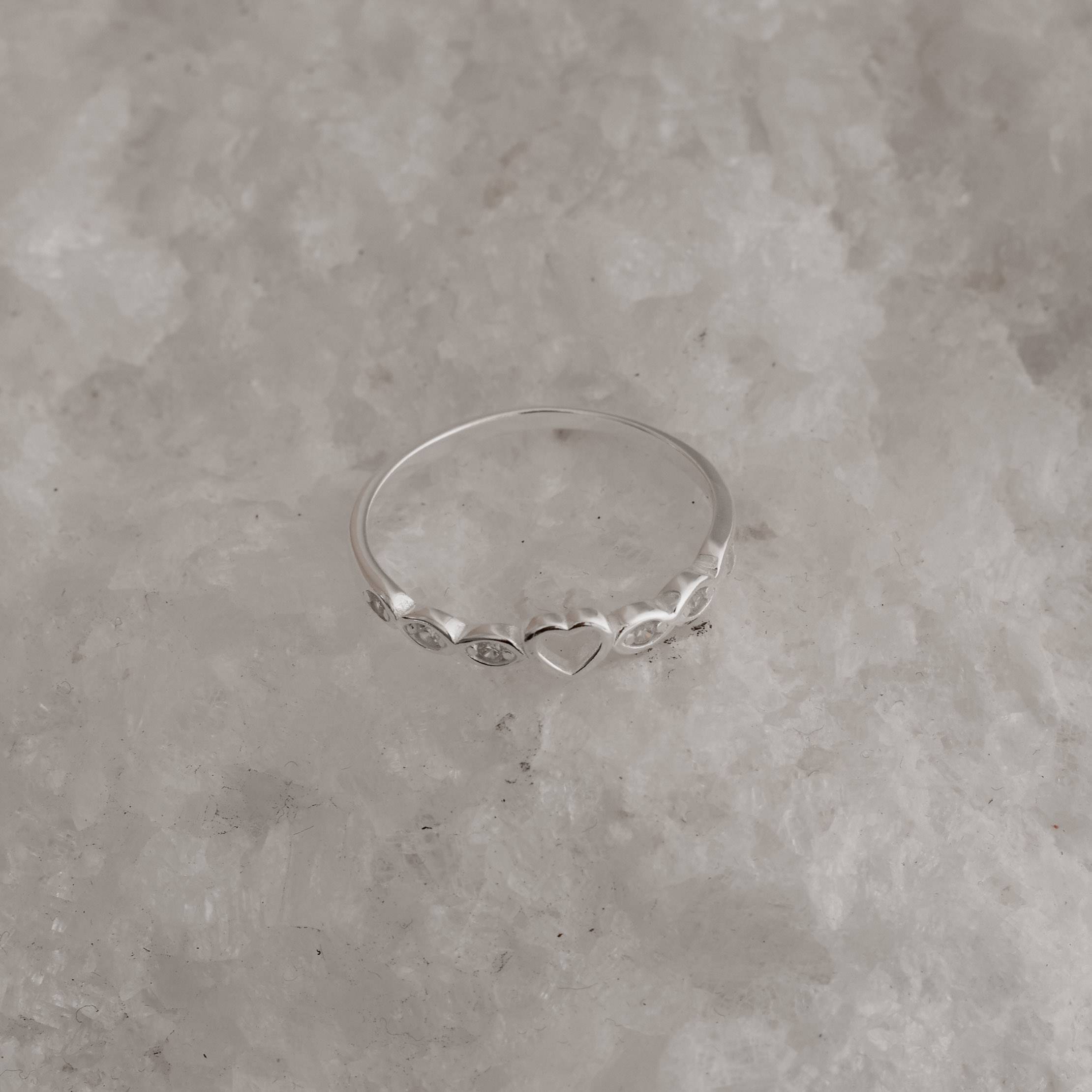 Anel coração vazado com navetes cravejados