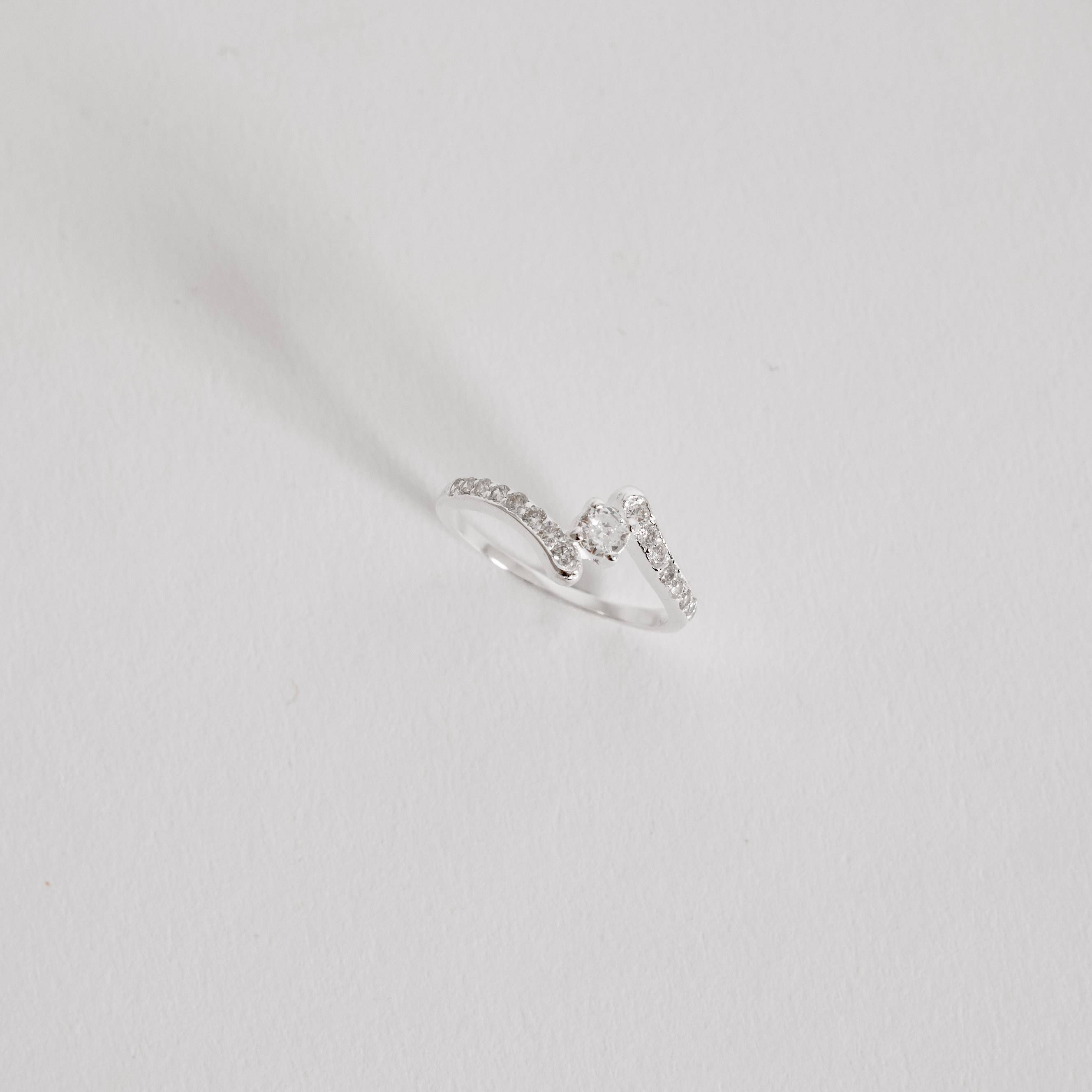 Anel 2 fios curvados cravejados com zircônia