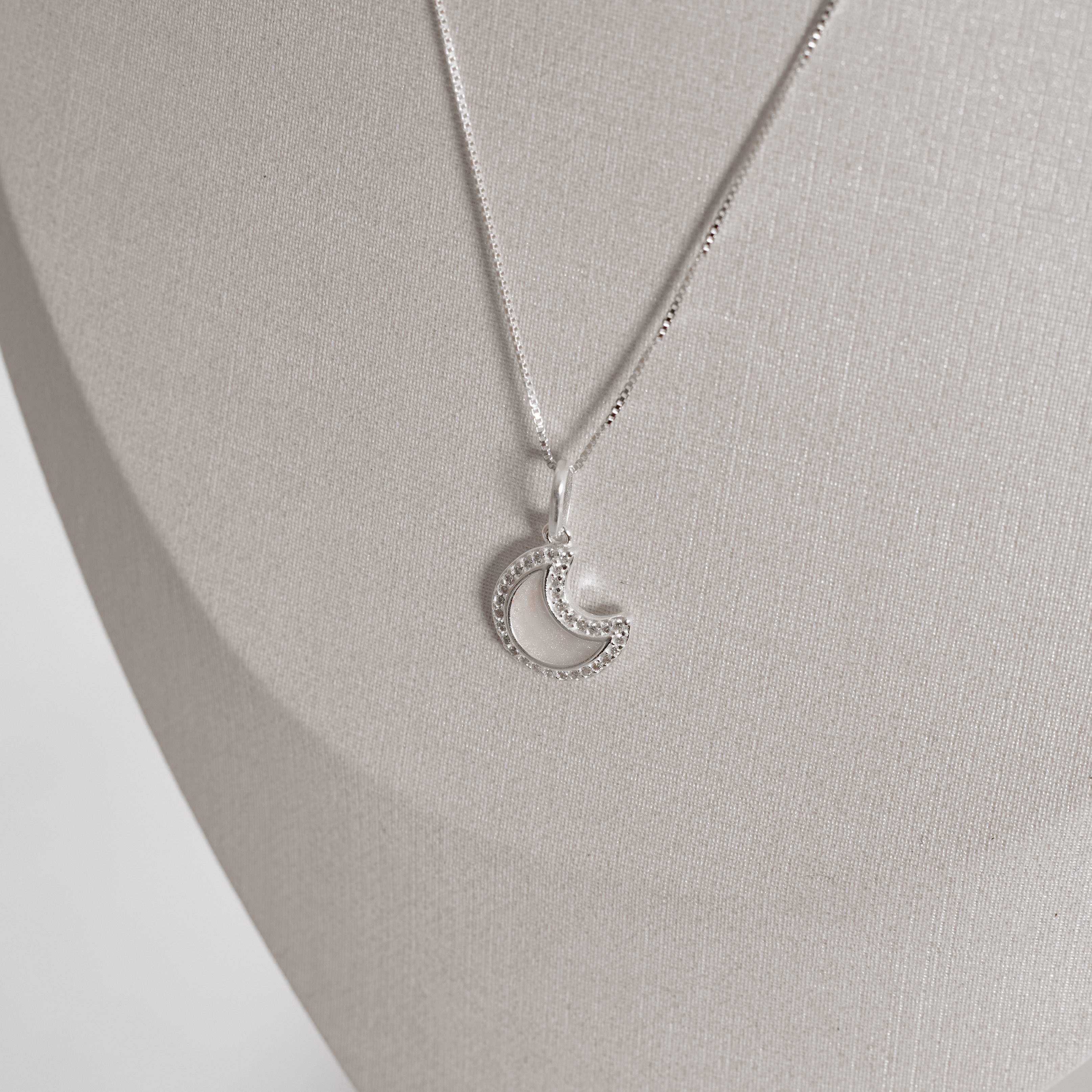 Imagem Secundária Colar pingente lua resina com cravejado 12mm 45cm