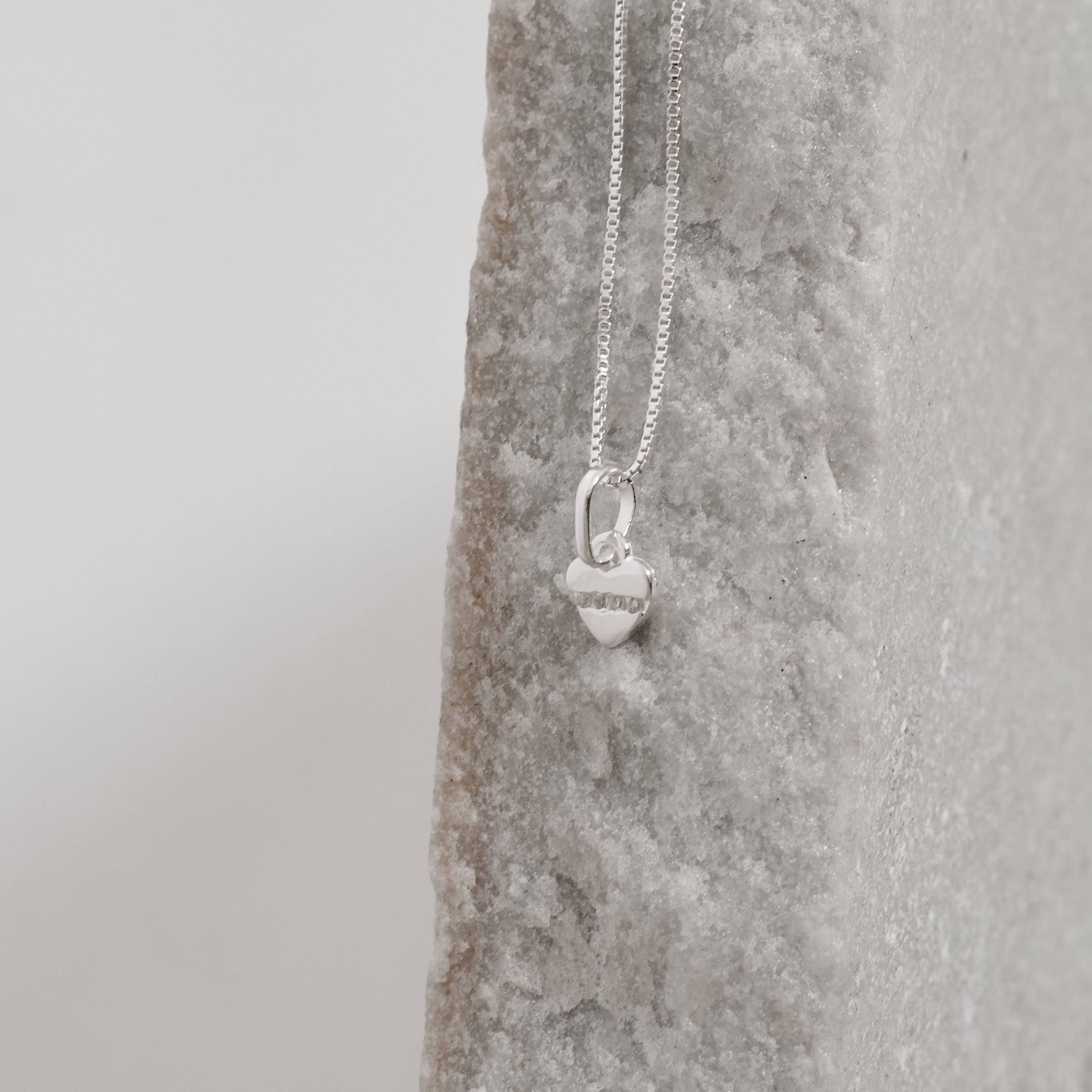 Imagem Secundária Colar pingente coração com meio cravejado 6mm 40cm