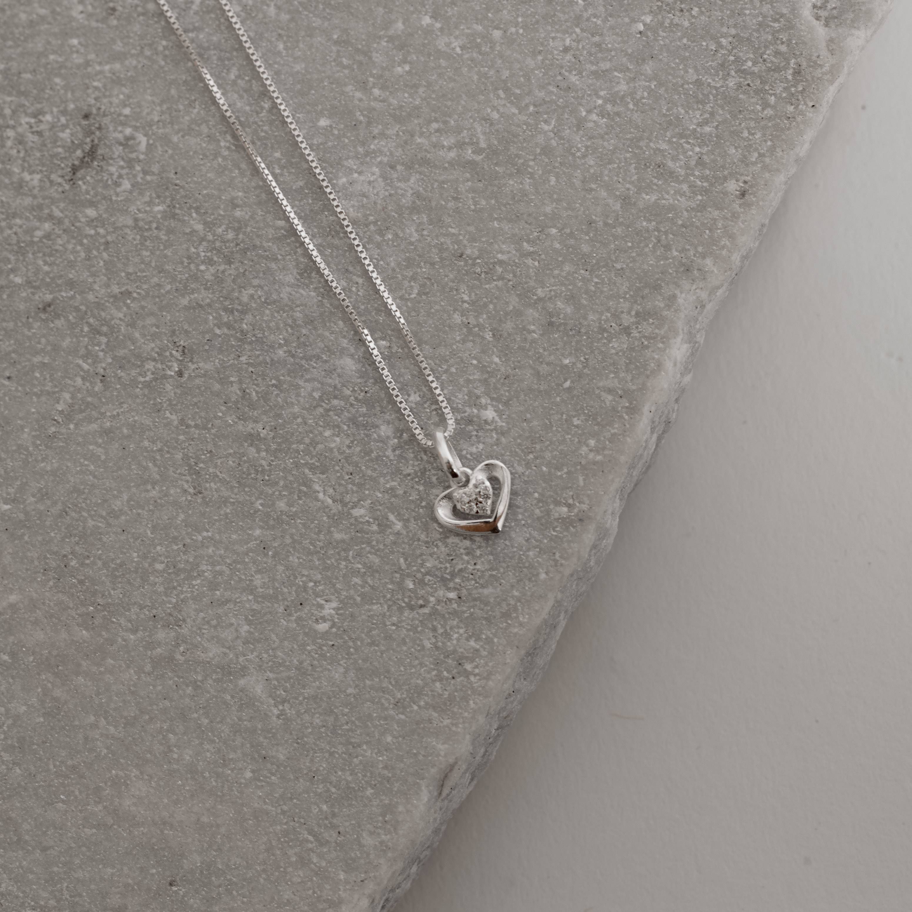 Imagem Secundária Colar pingente 2 corações com cravejado 8mm 40cm