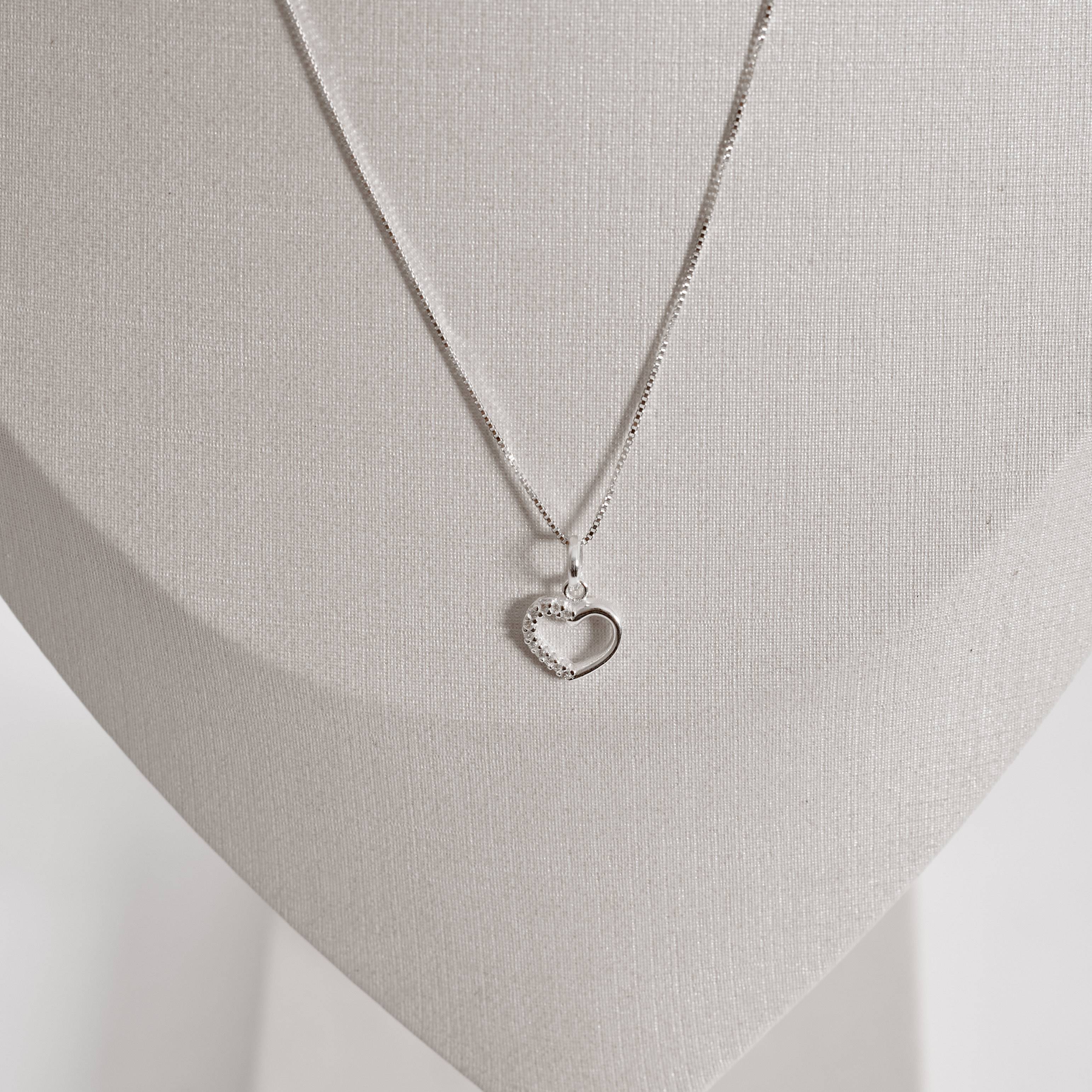 Imagem Secundária Colar pingente coração vazado metade cravejado 10mm 45cm