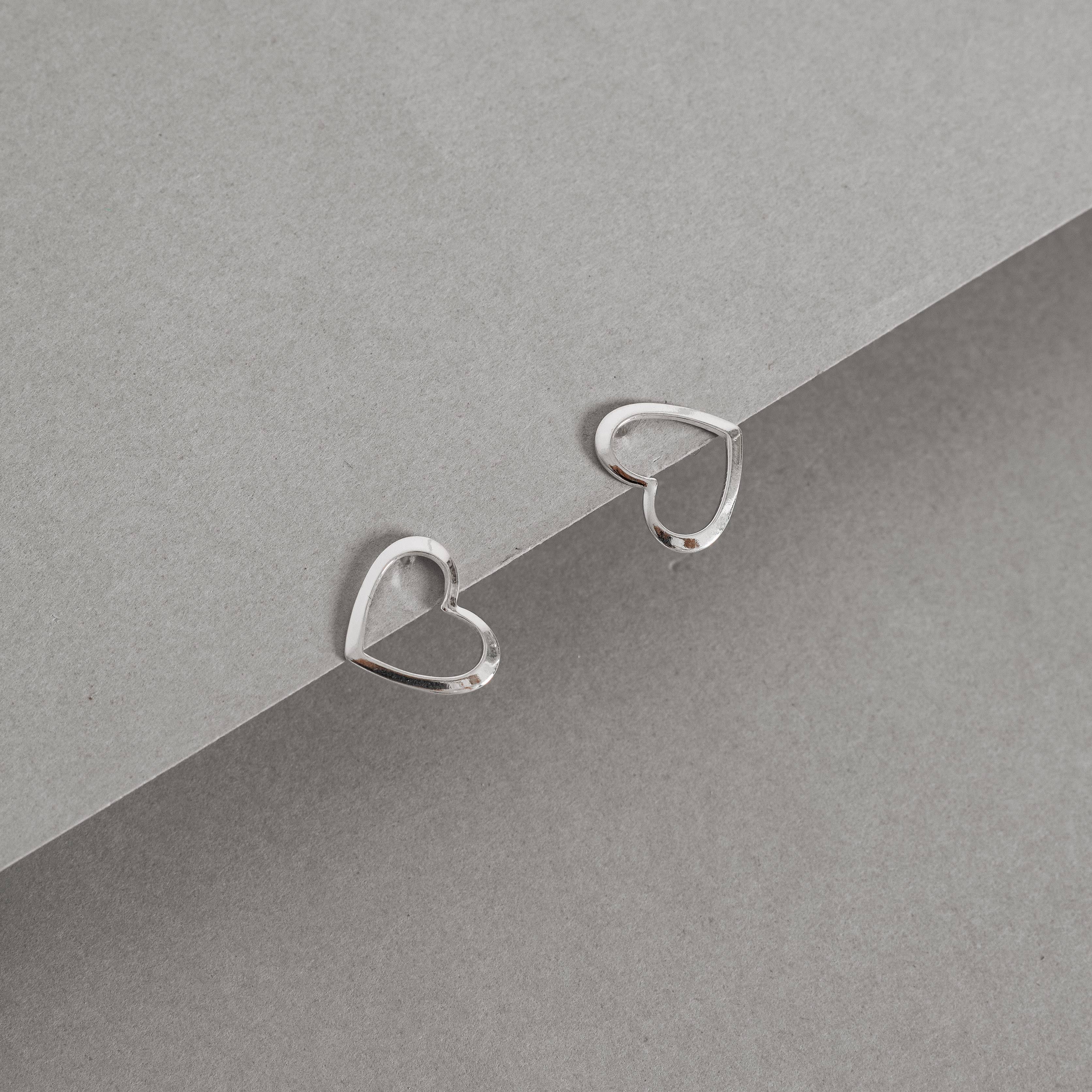 Brinco coração de lado vazado 14mm