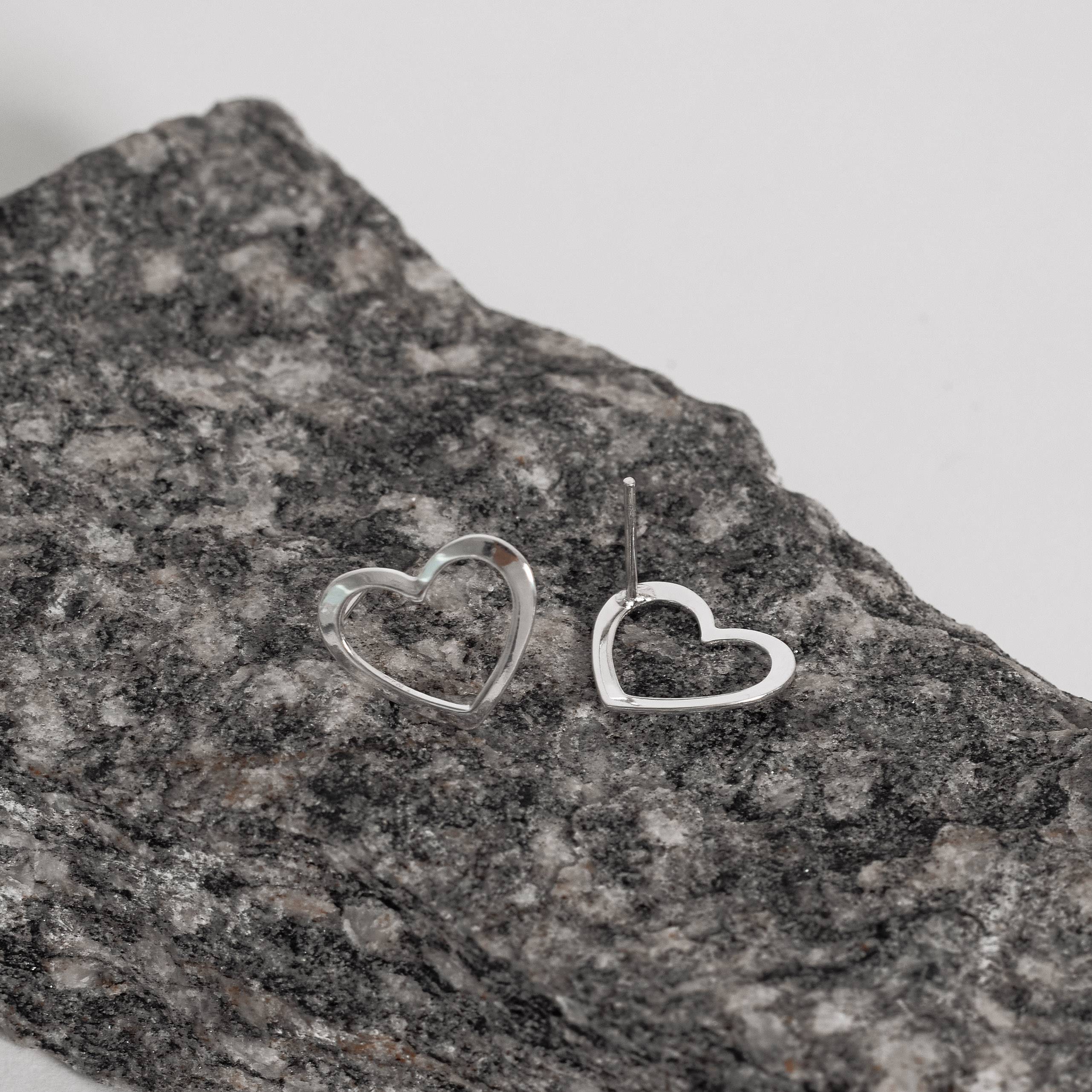 Imagem Secundária Brinco coração de lado vazado 14mm