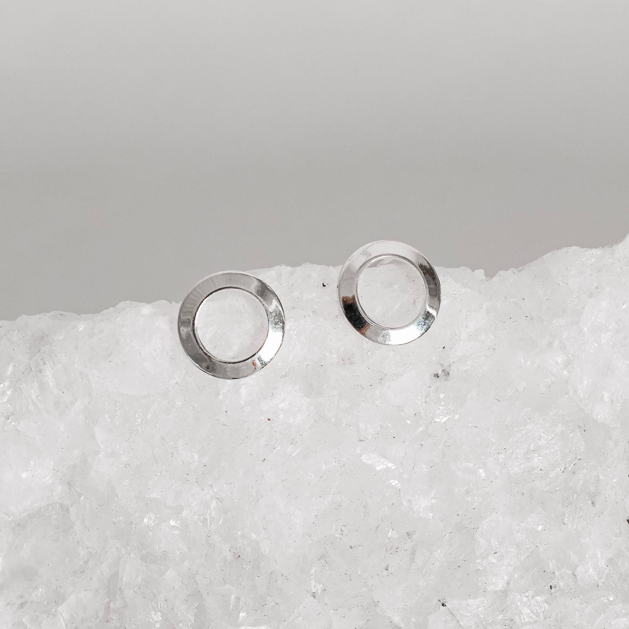 Brinco círculo vazado 10mm