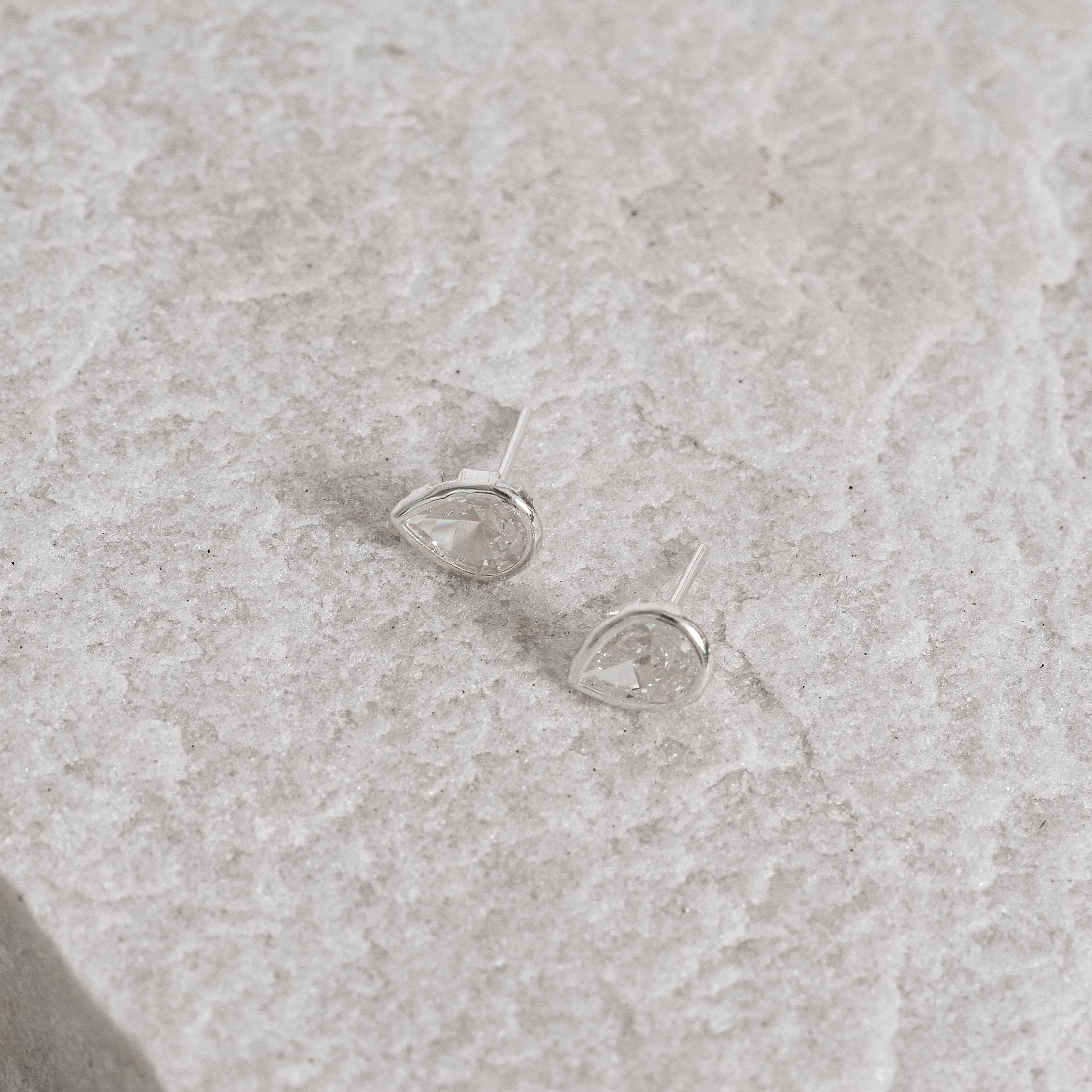 Brinco zircônia gota embutida 8mm