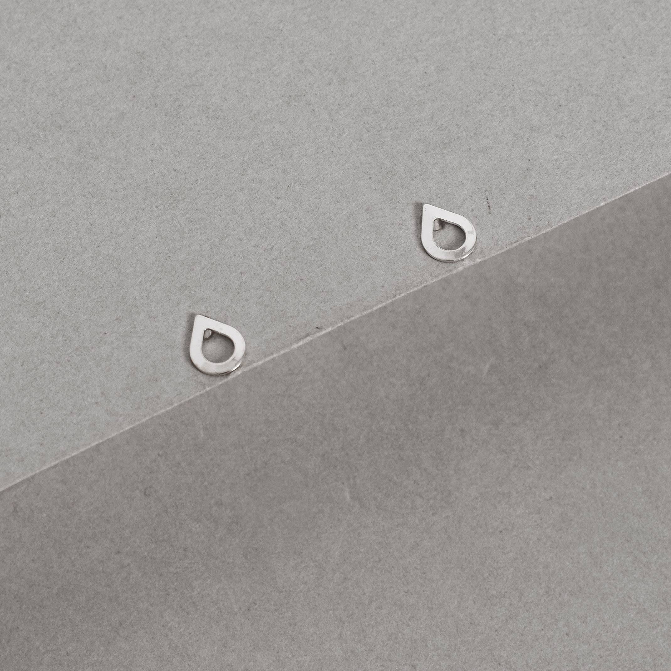 Brinco gota vazada 6mm