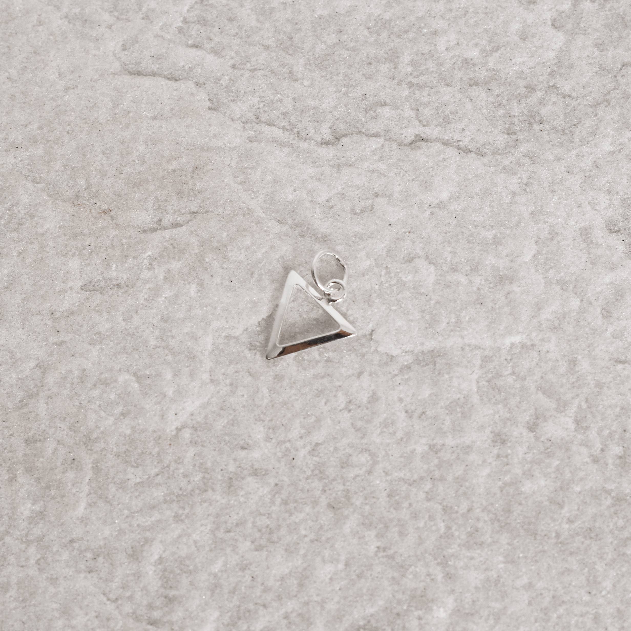 Pingente triângulo vazado 10mm