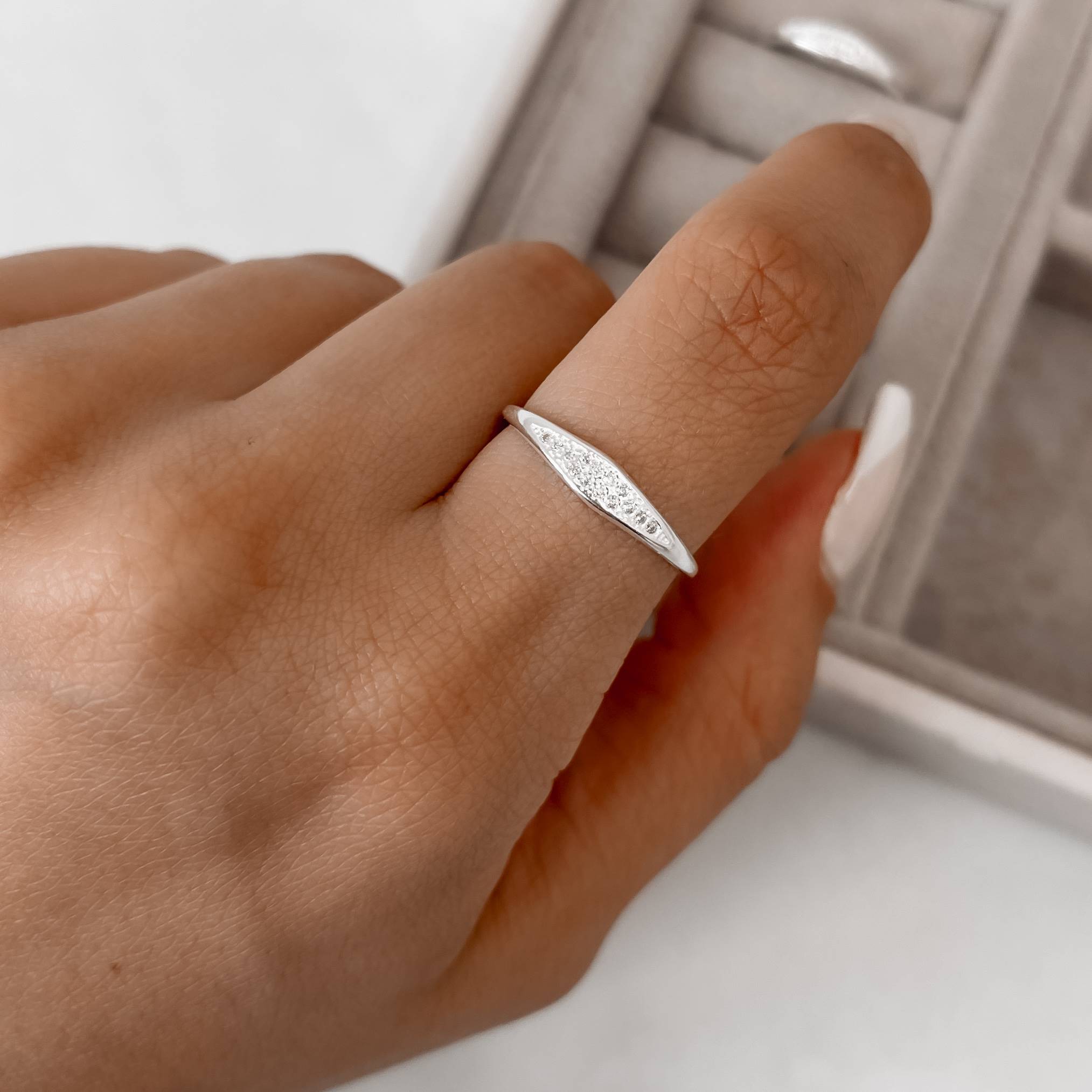 Anel detalhe cravejado cristal