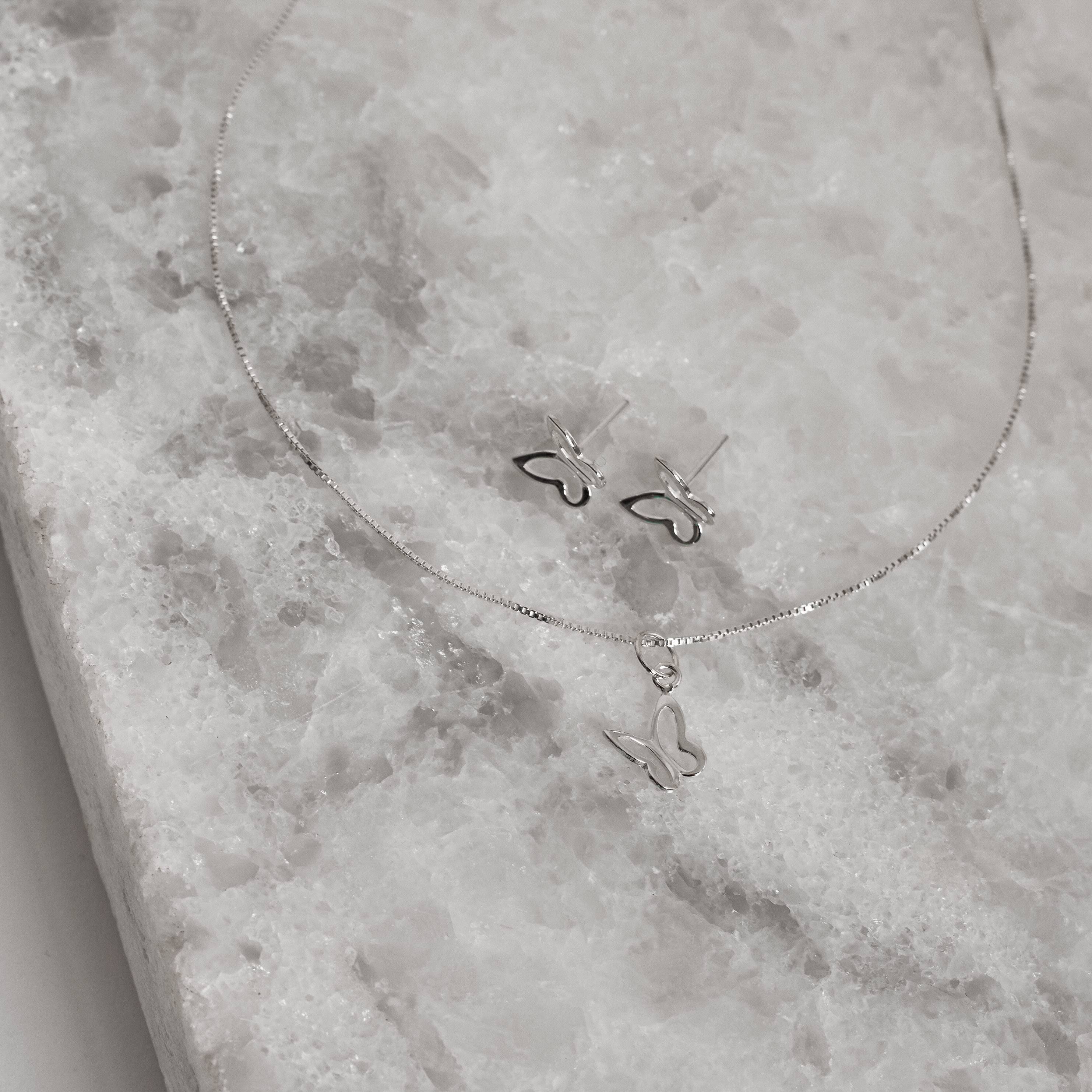 Conjunto brinco e colar borboleta vazada 8mm 40cm