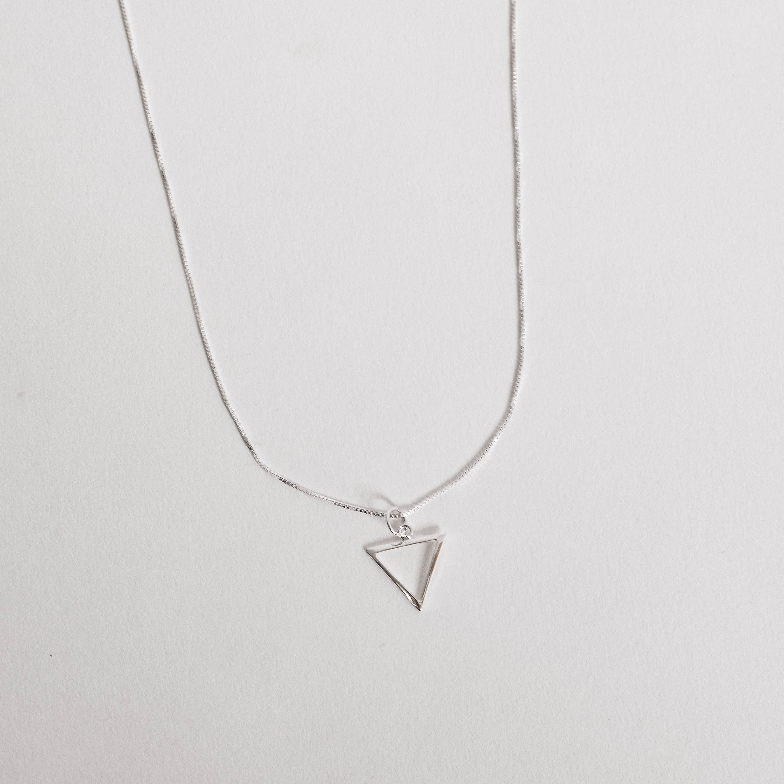 Colar pingente triângulo vazado 12mm 40cm