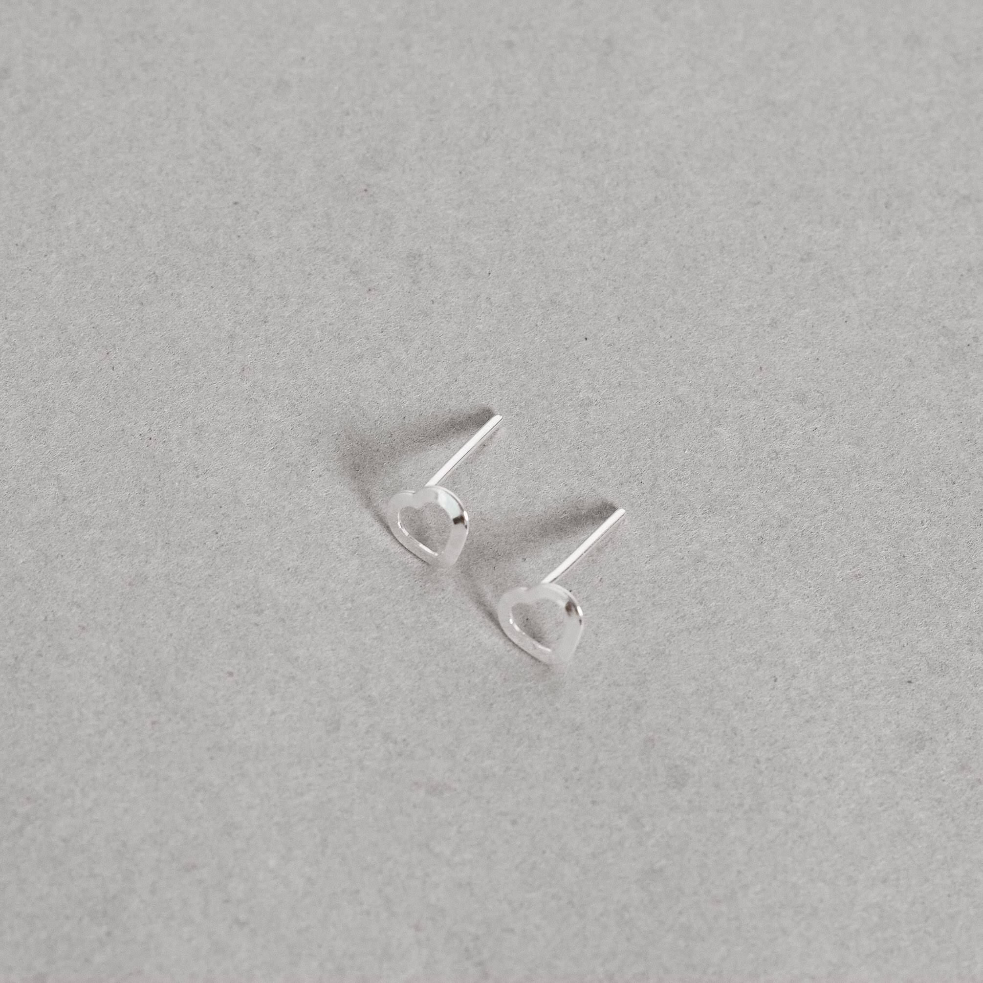 Imagem Secundária Brinco coração vazado 6mm