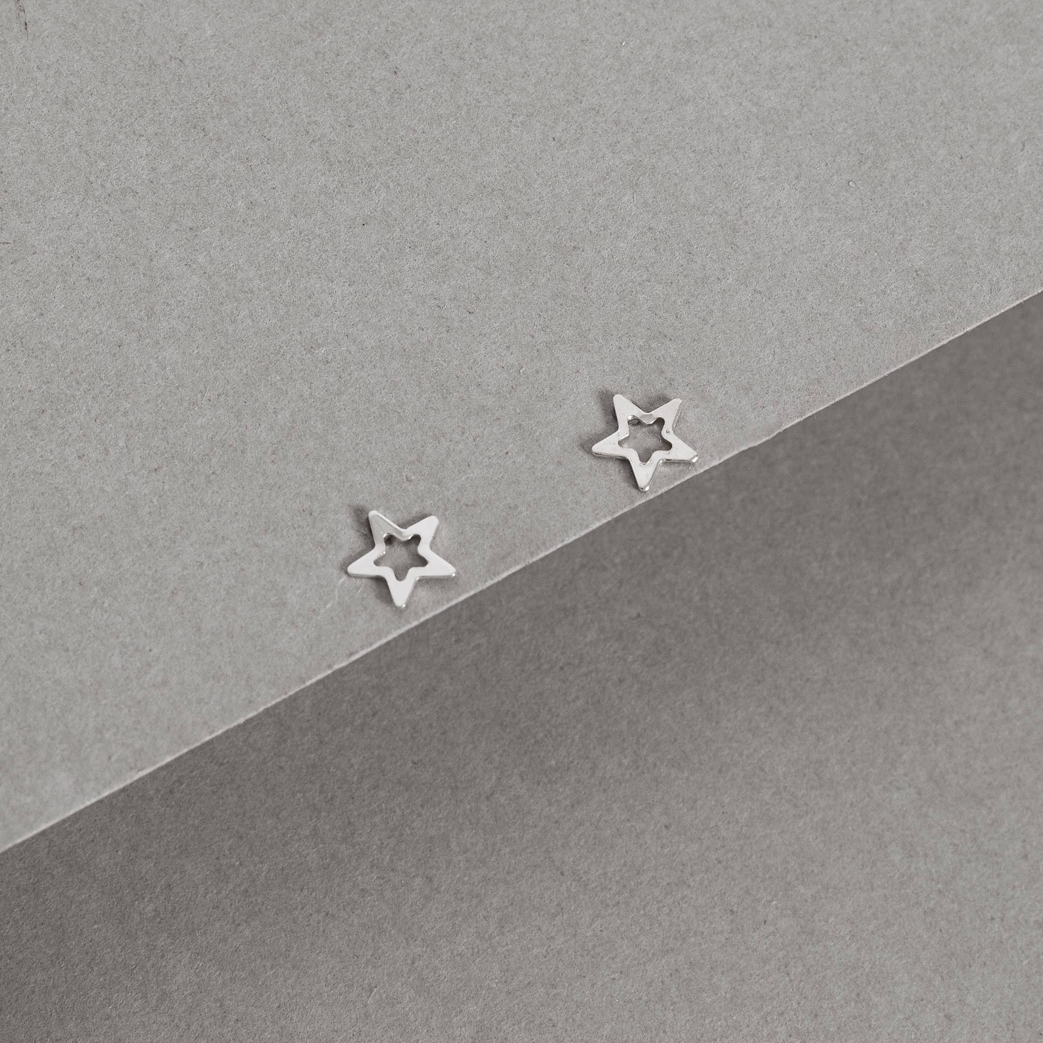 Brinco estrela vazada 6mm