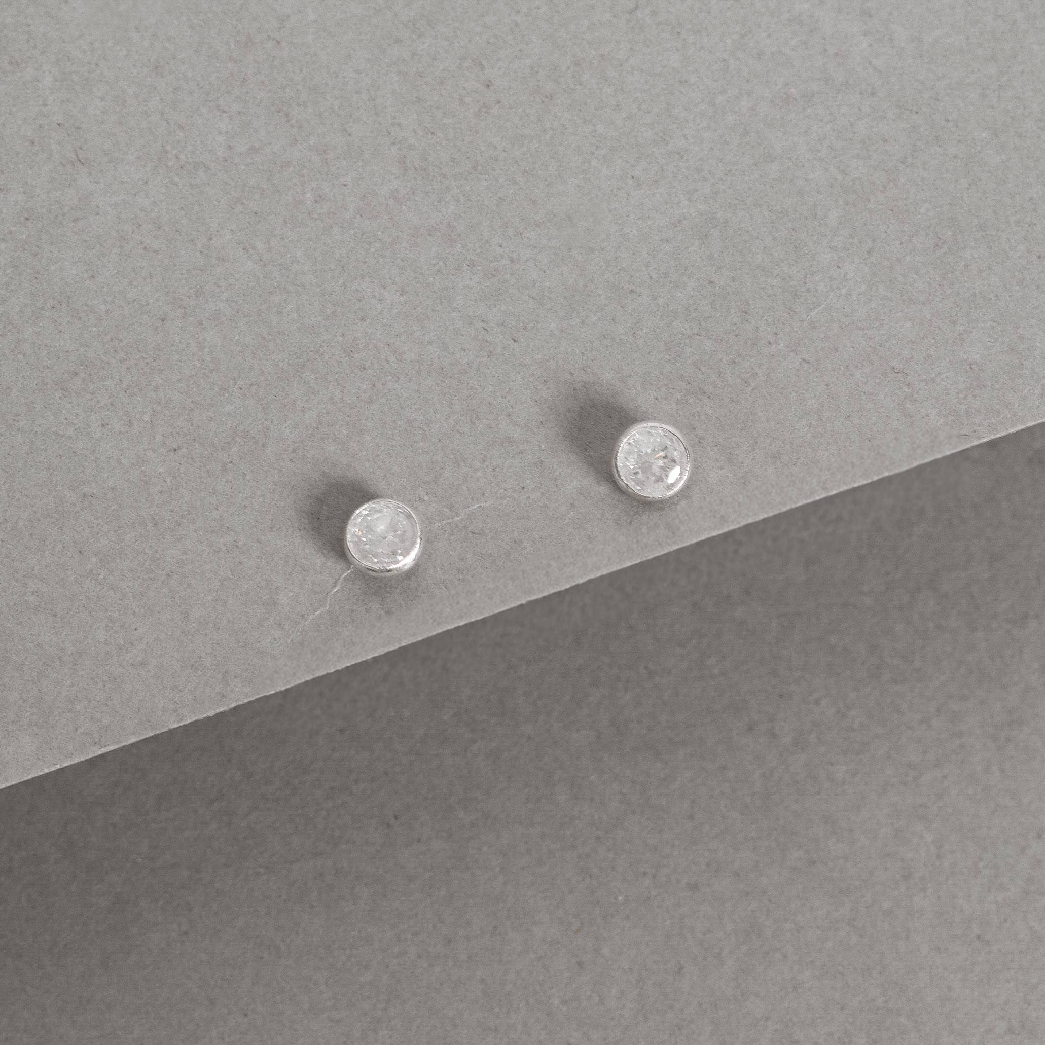 Brinco zircônia redonda cristal embutida 4mm