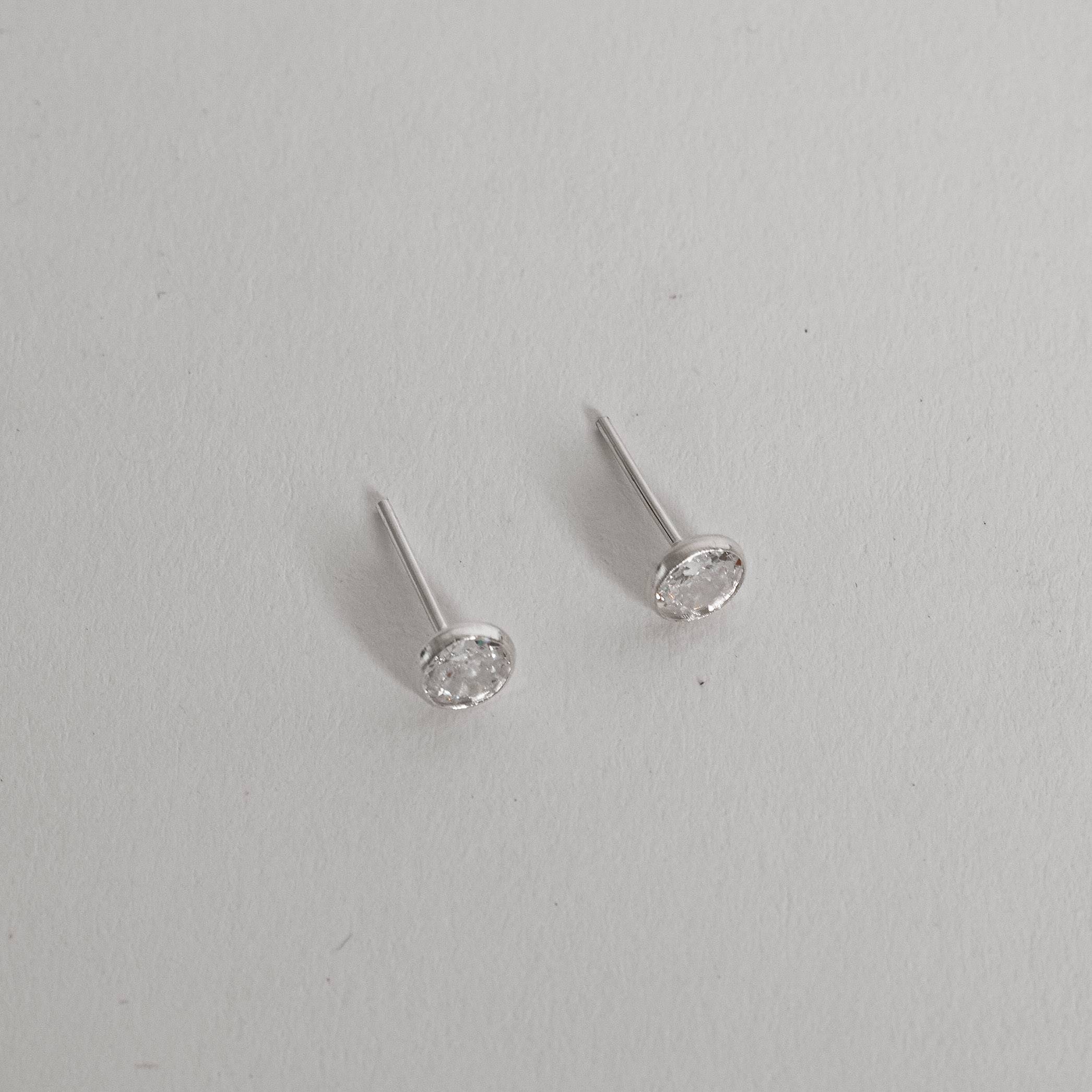 Brinco zircônia redonda cristal embutida 5mm