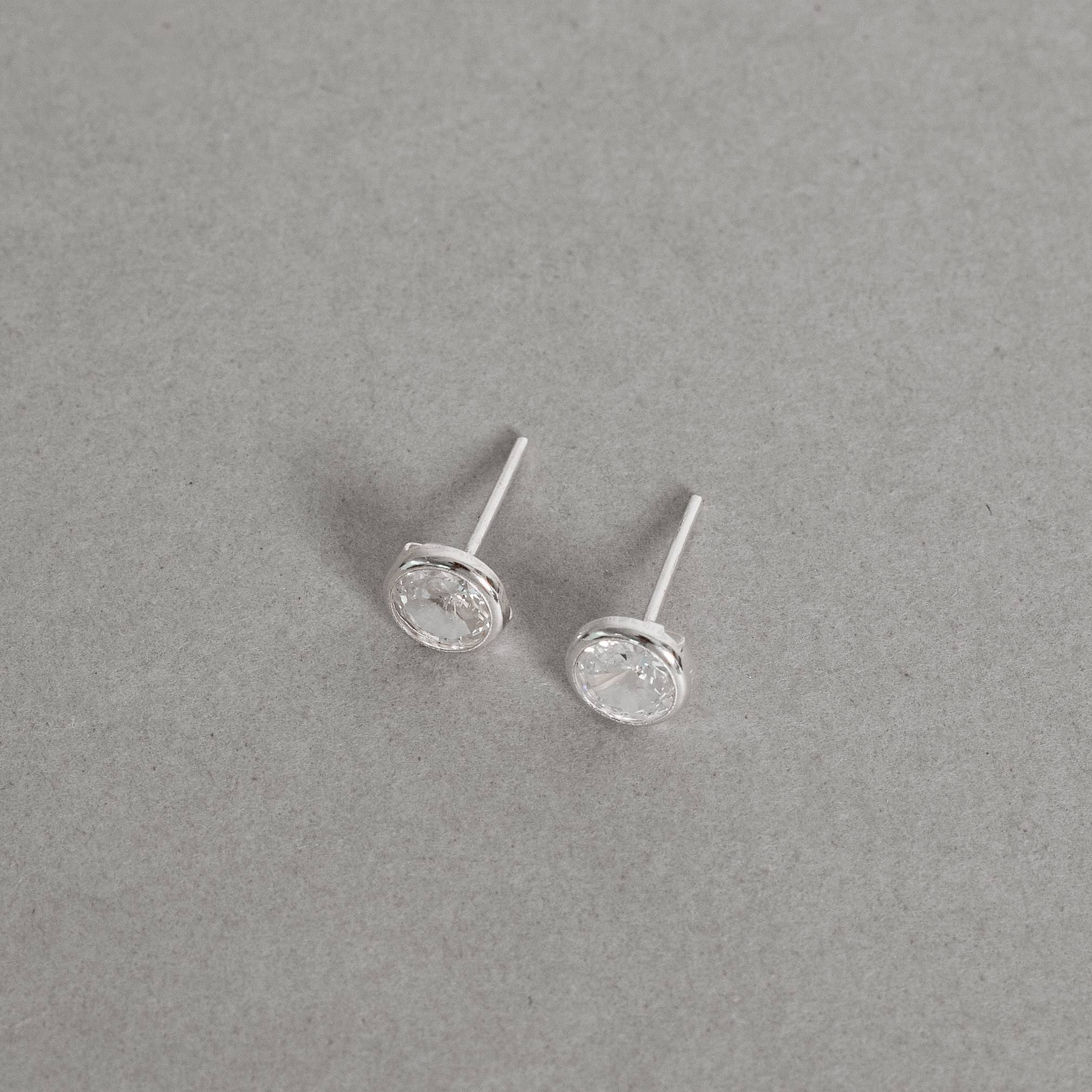 Brinco zircônia redonda cristal embutida 6mm