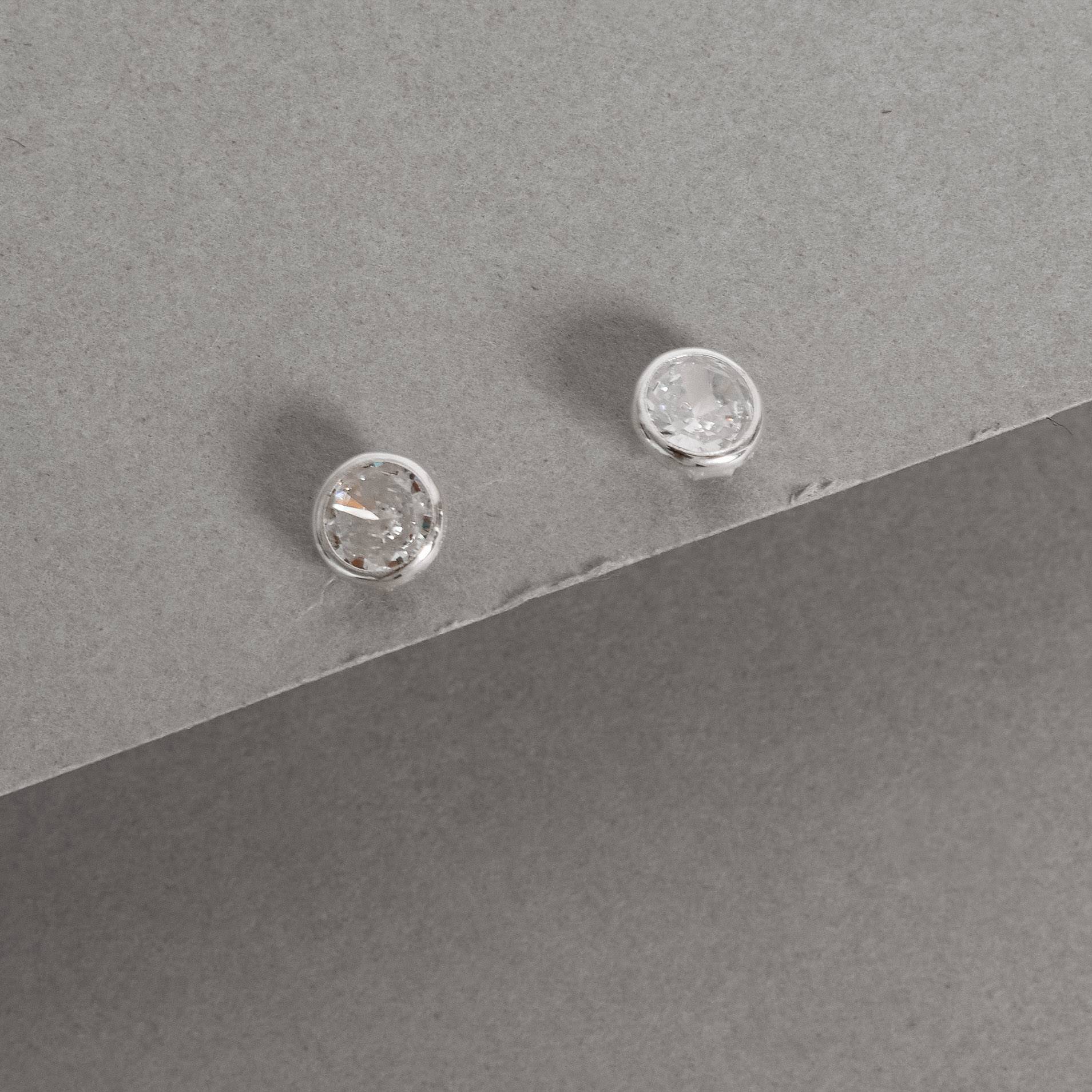 Imagem Secundária Brinco zircônia redonda cristal embutida 6mm