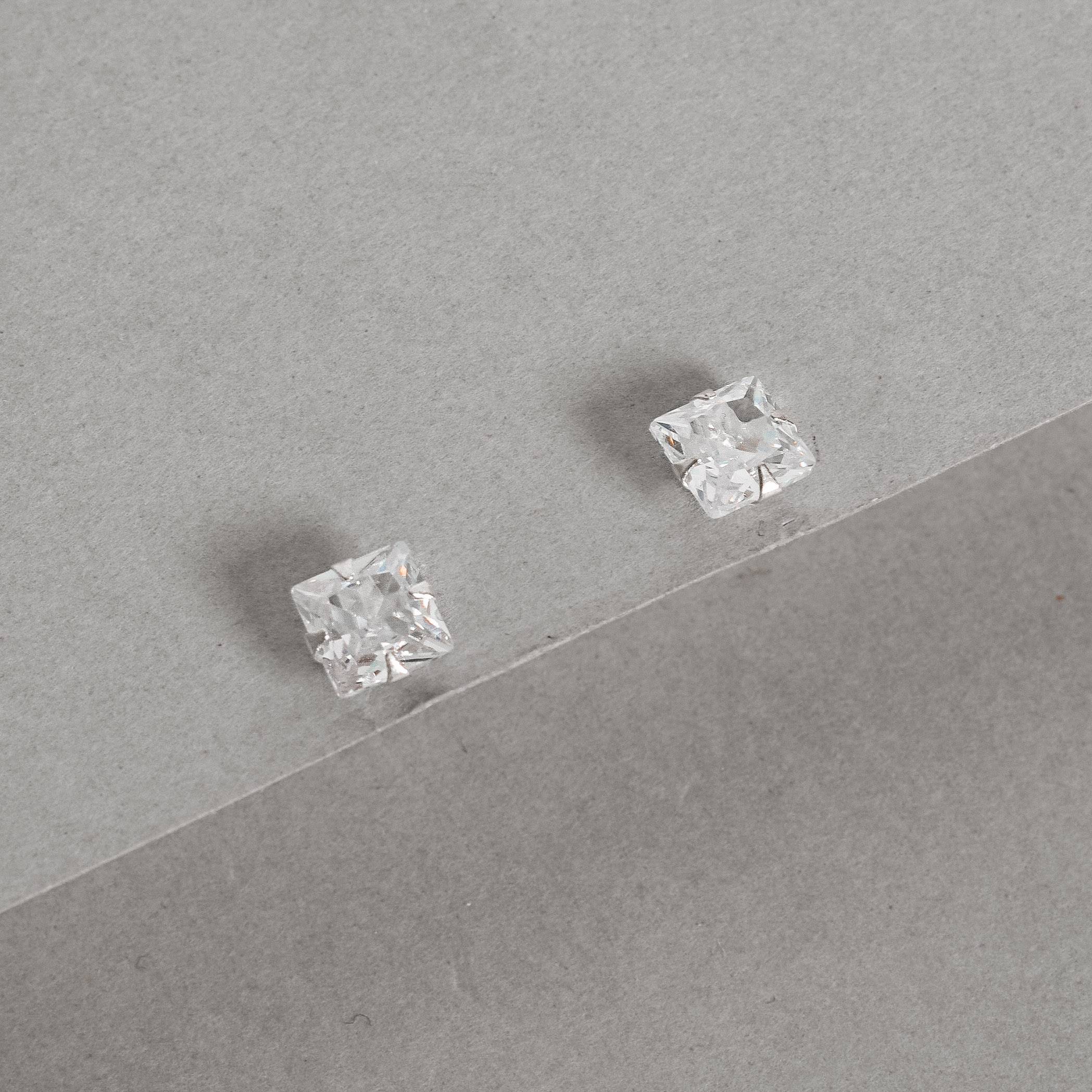 Brinco zircônia quadrada cristal 8mm