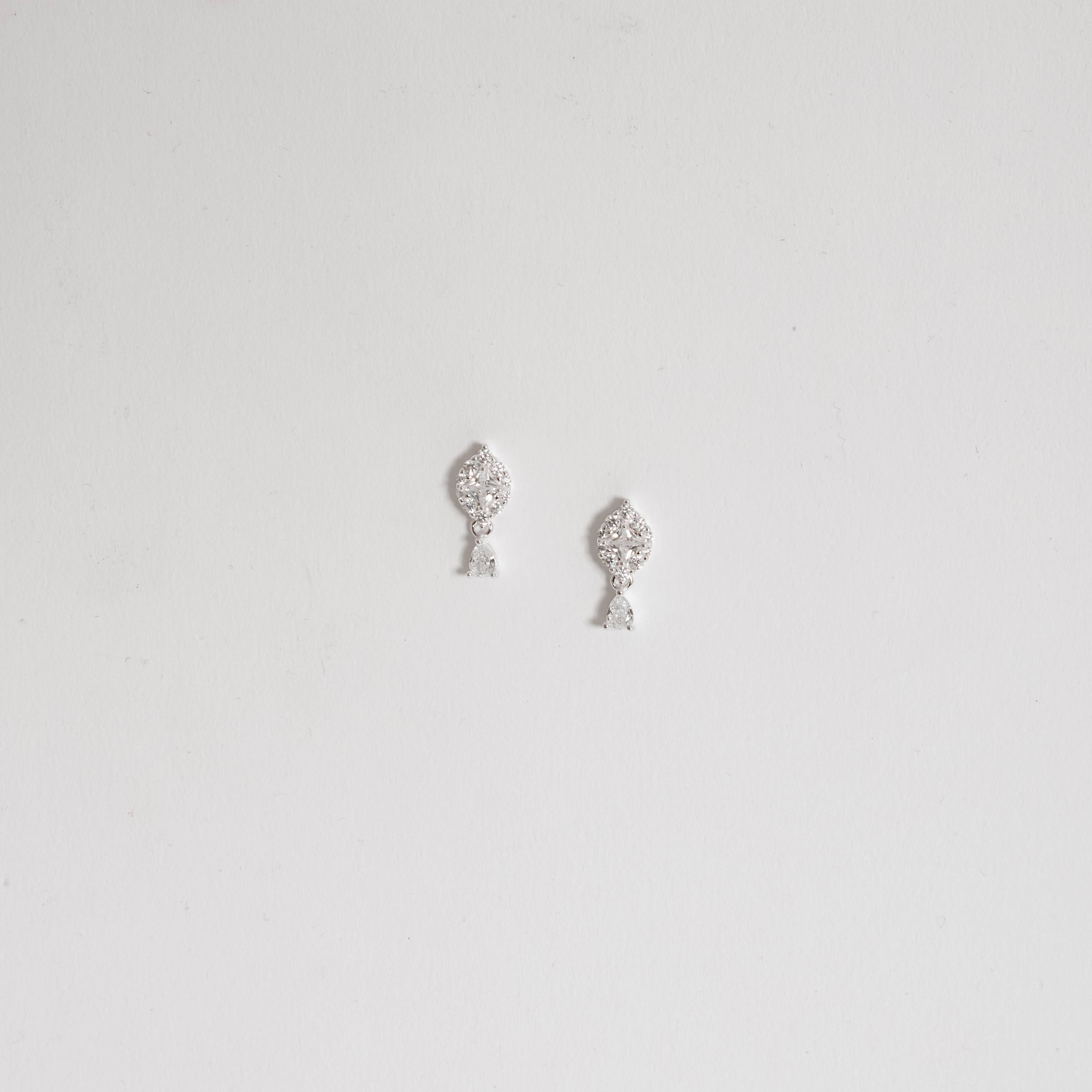 Imagem Brinco navete trabalhado cravejado com pingente 15mm