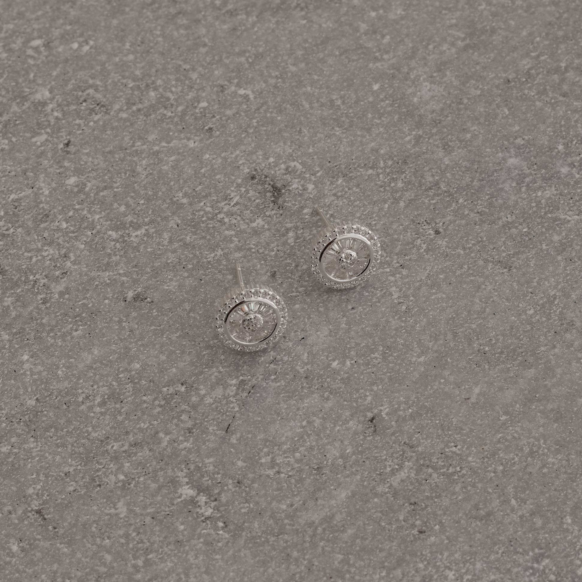 Imagem Brinco círculo trabalhado com cravejado 10mm