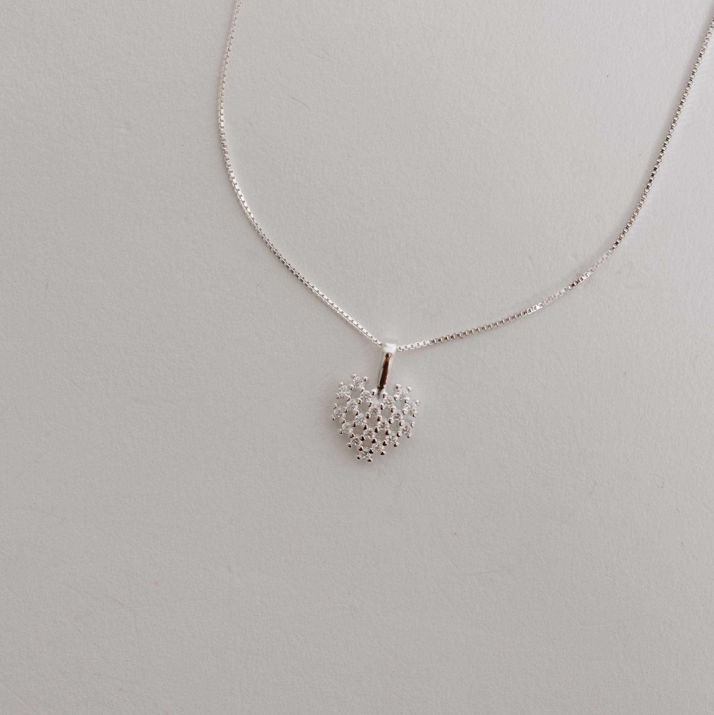 Colar pingente coração rendado cravejado 10mm 45cm
