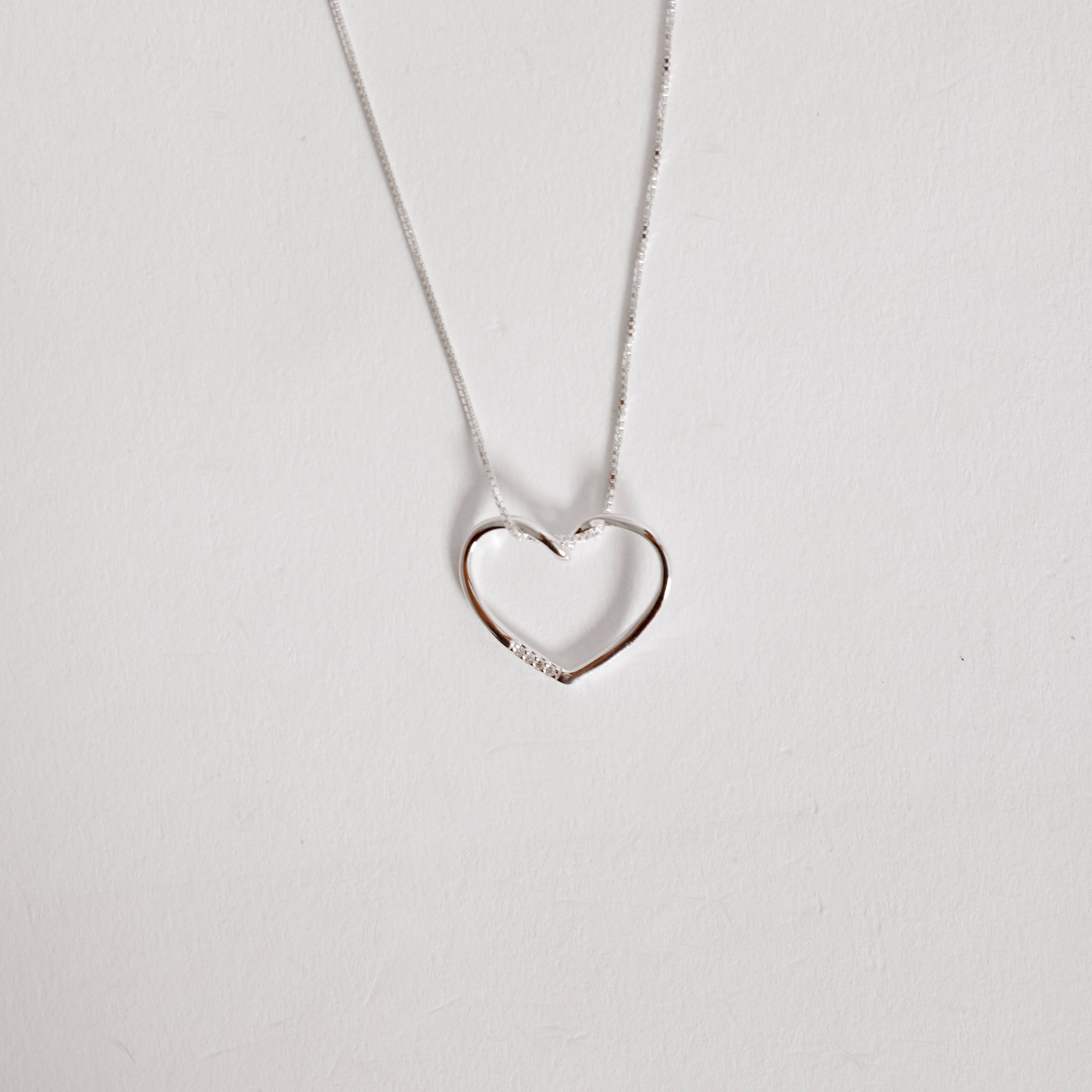 Imagem Secundária Colar pingente coração vazado com cravejado 20mm 45cm