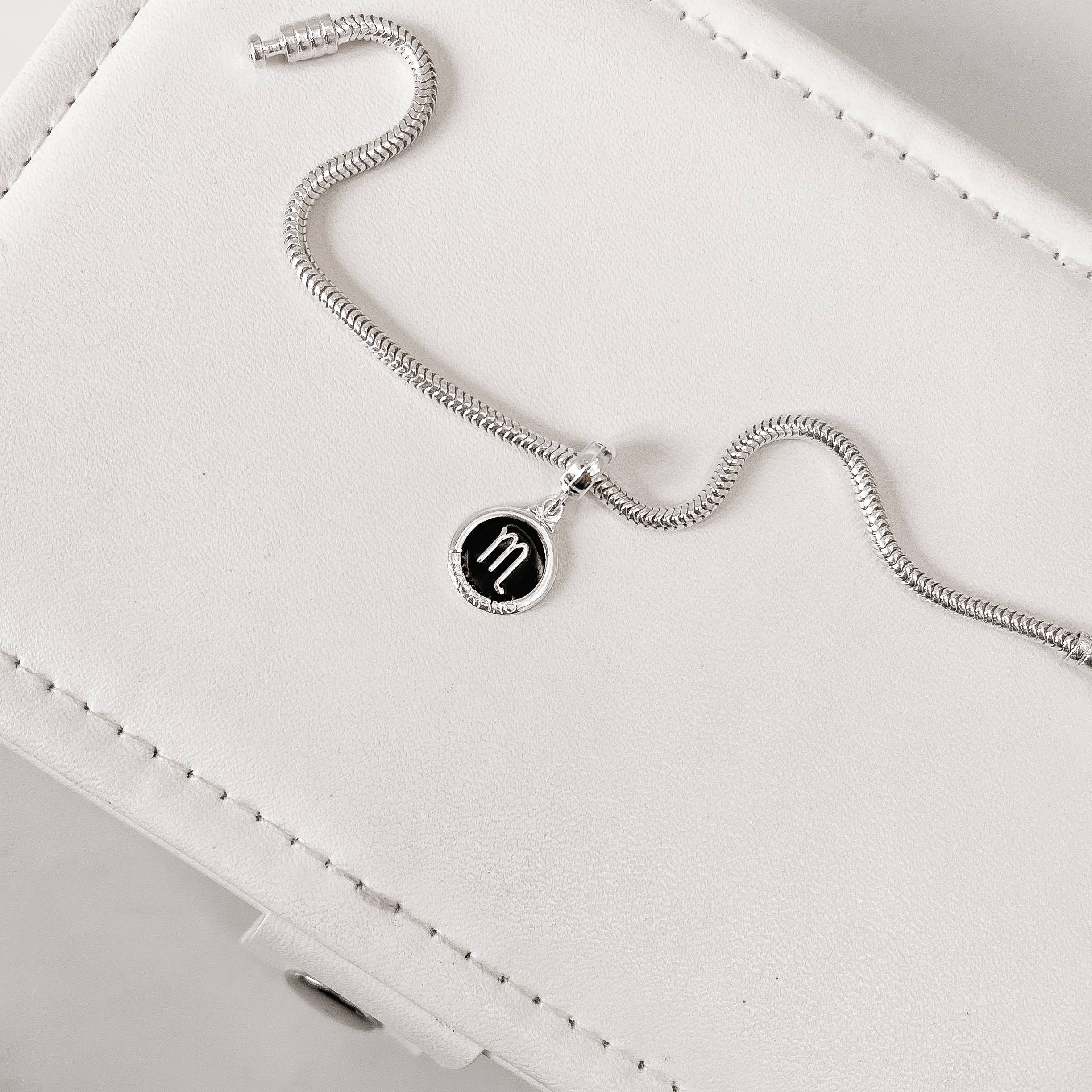 Berloque pingente medalha signo Escorpião resina 11mm