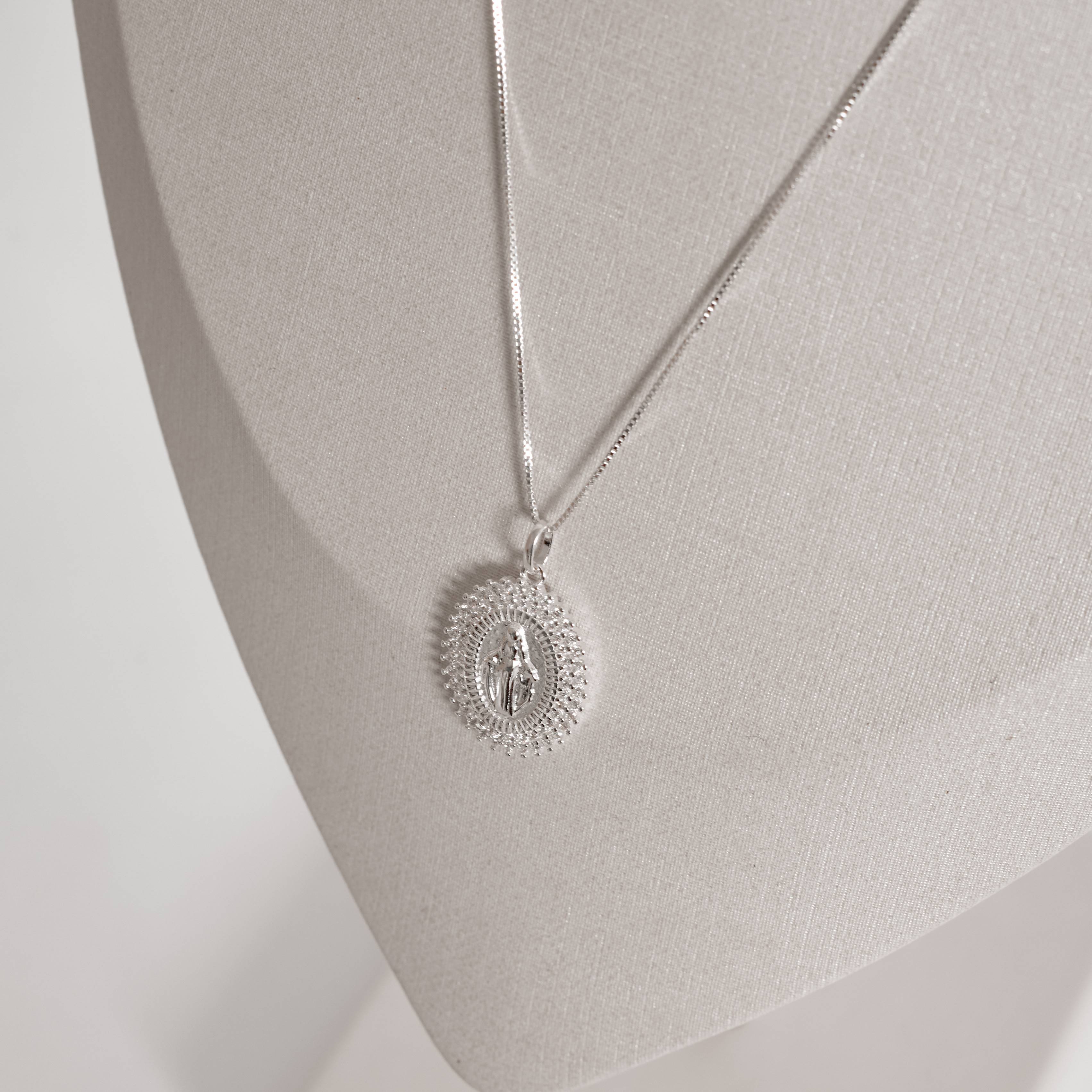 Imagem Secundária Colar pingente medalha Nsa. Sra. das Graças borda cravejada 21mm 45cm