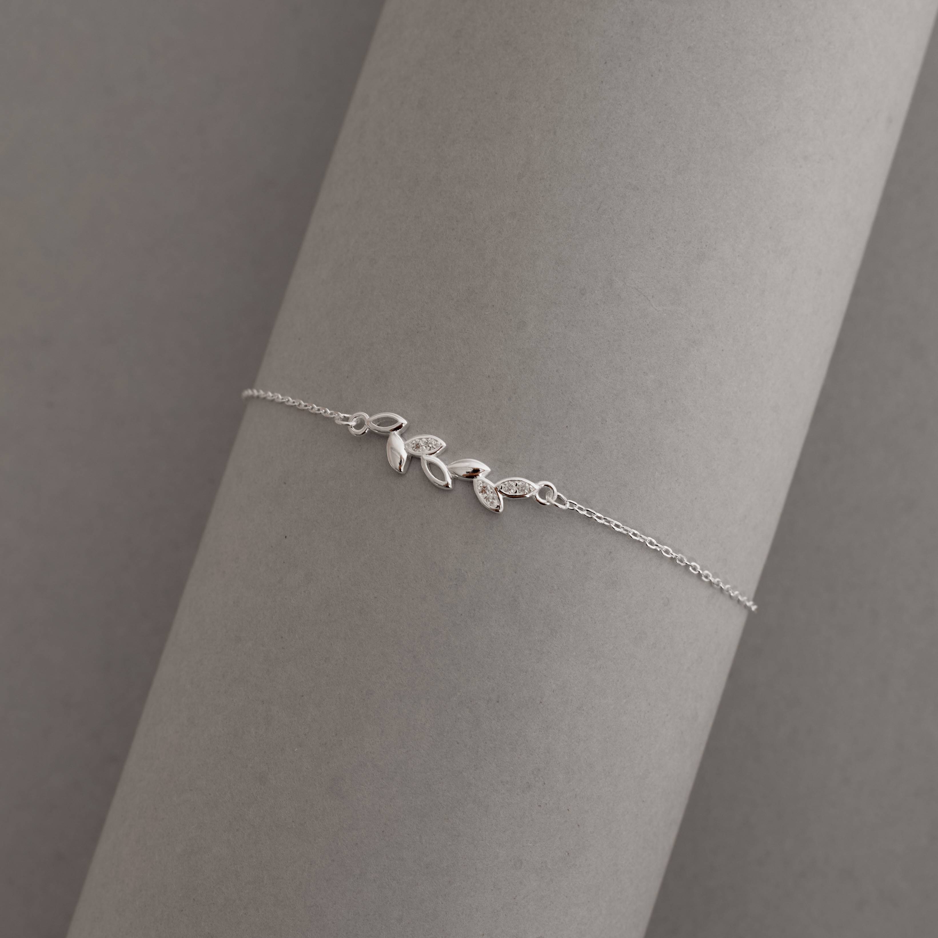 Pulseira entremeio folhas lisas, vazadas e cravejadas 18mm 16+4cm