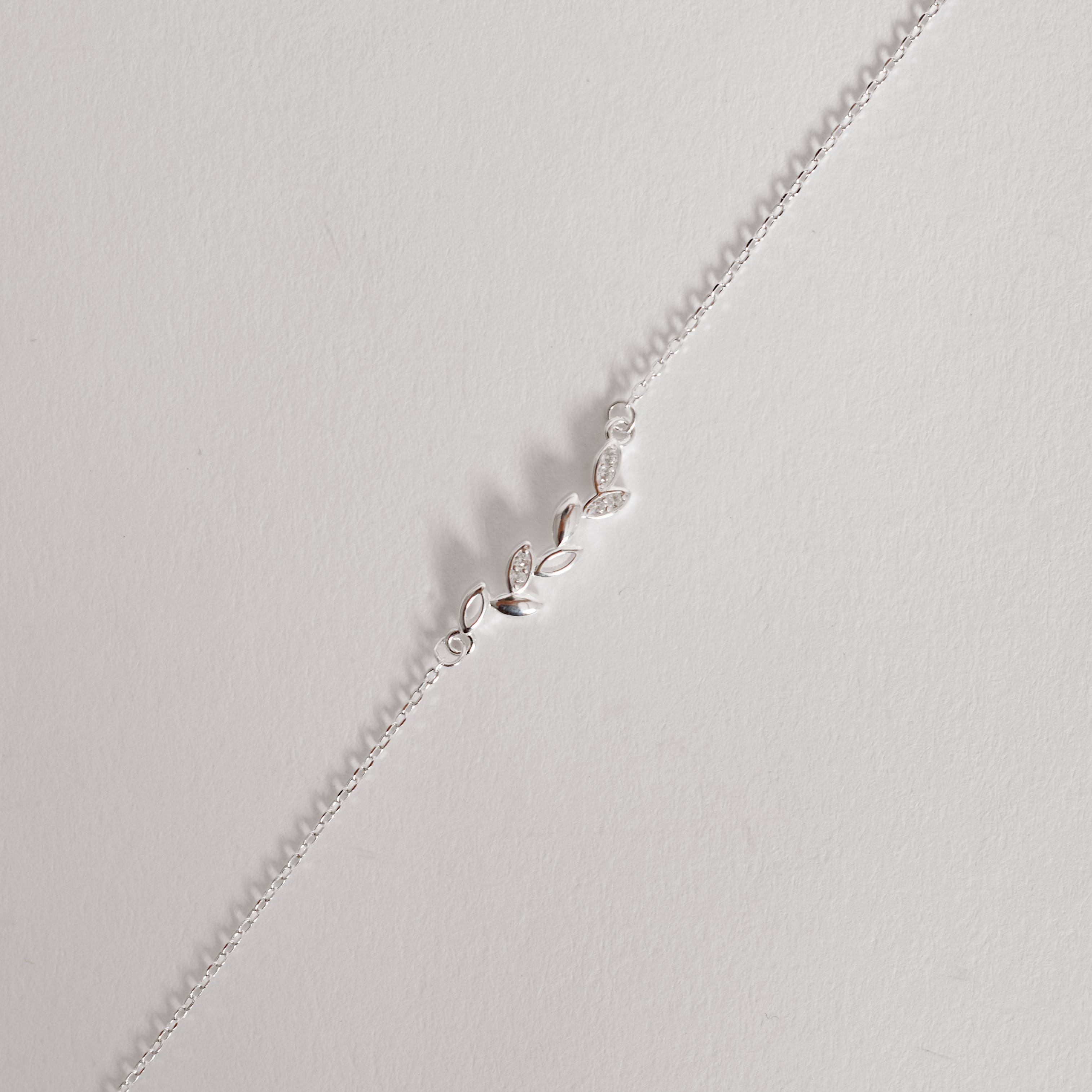 Imagem Secundária Pulseira entremeio folhas lisas, vazadas e cravejadas 18mm 16+4cm