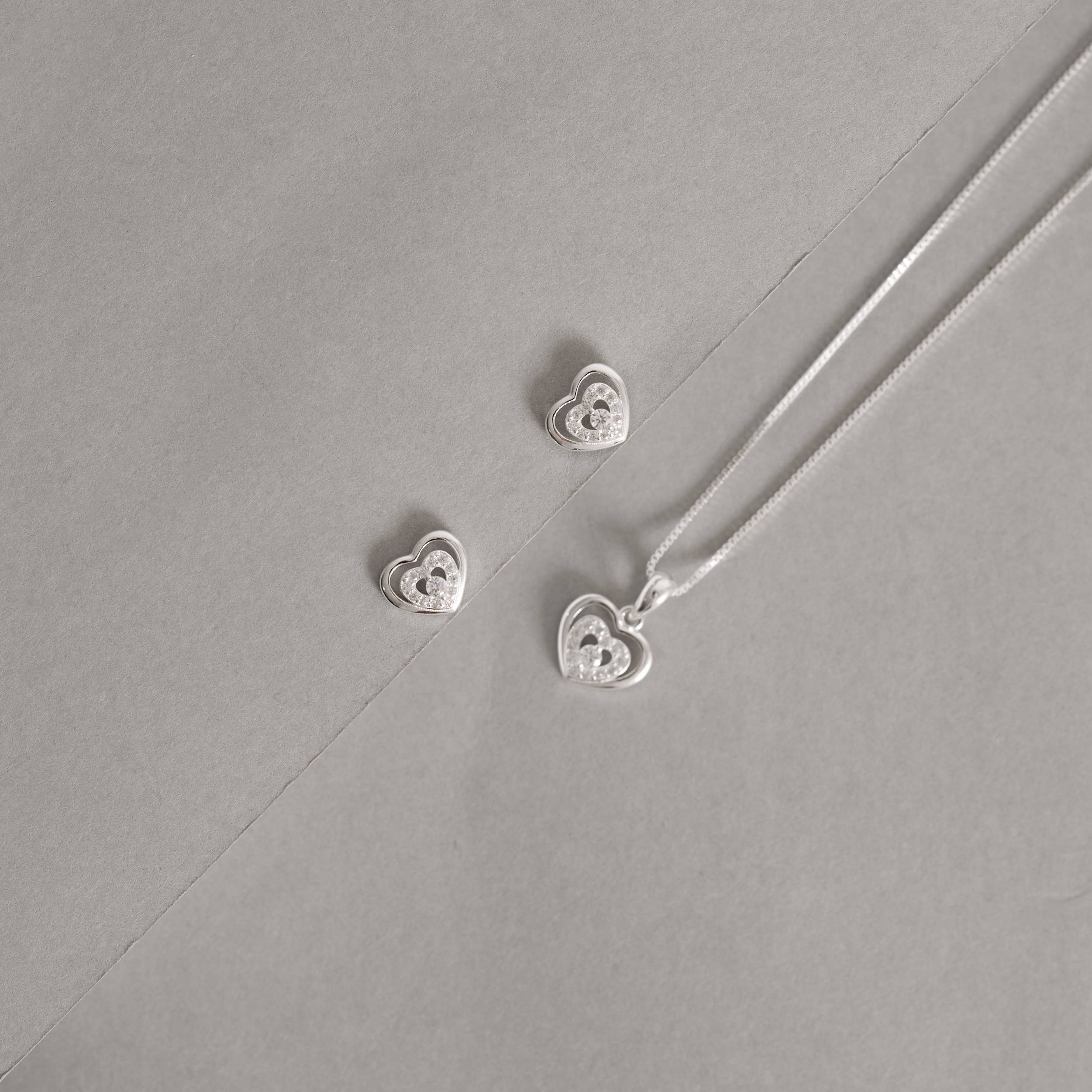 Conjunto brinco e colar coração vazado com cravejado 10mm 45cm