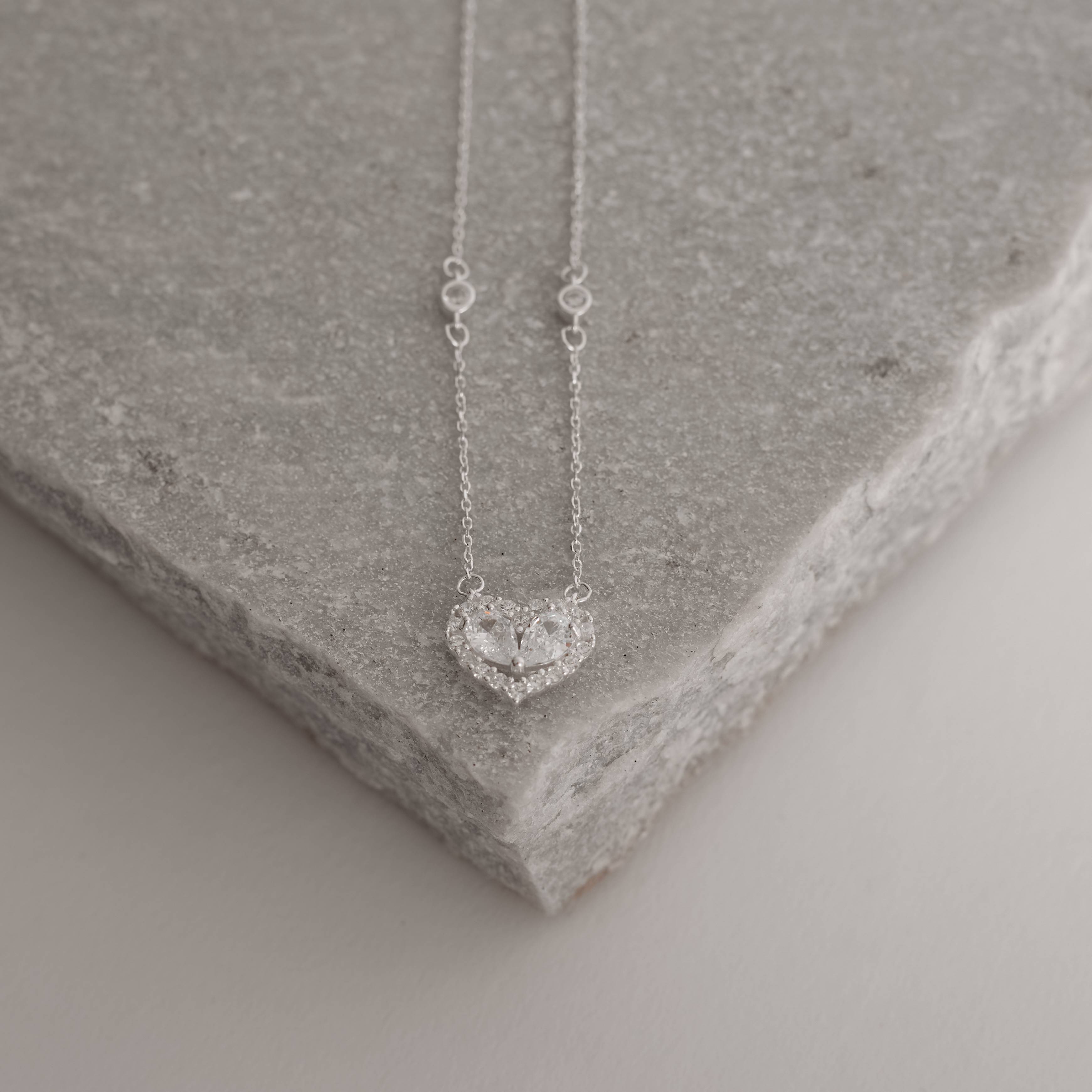 Imagem Secundária Colar coração cravejado 13mm com entremeios zircônias 40+5cm