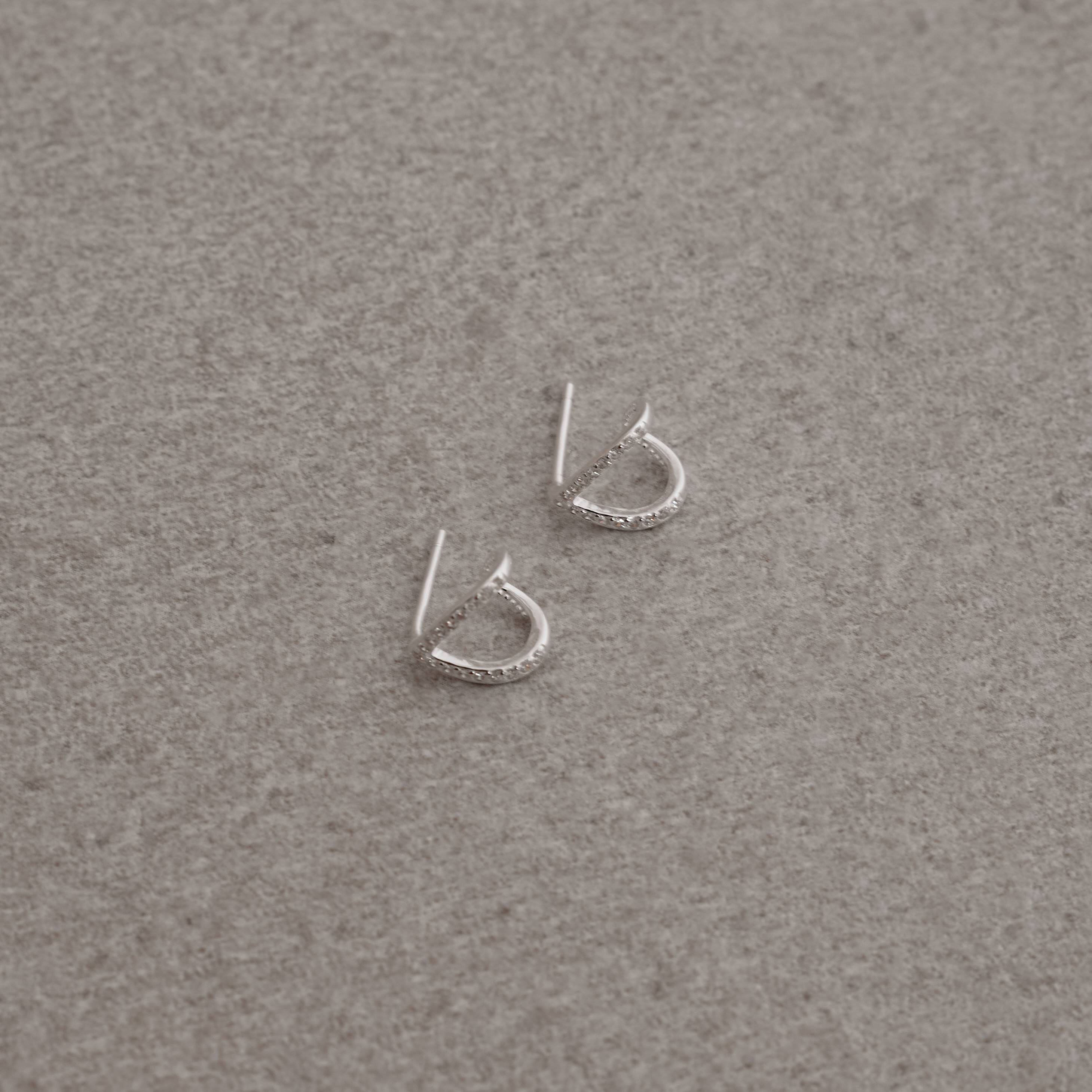 Imagem Secundária Brinco meia argola vazada cravejada 10mm tarraxa