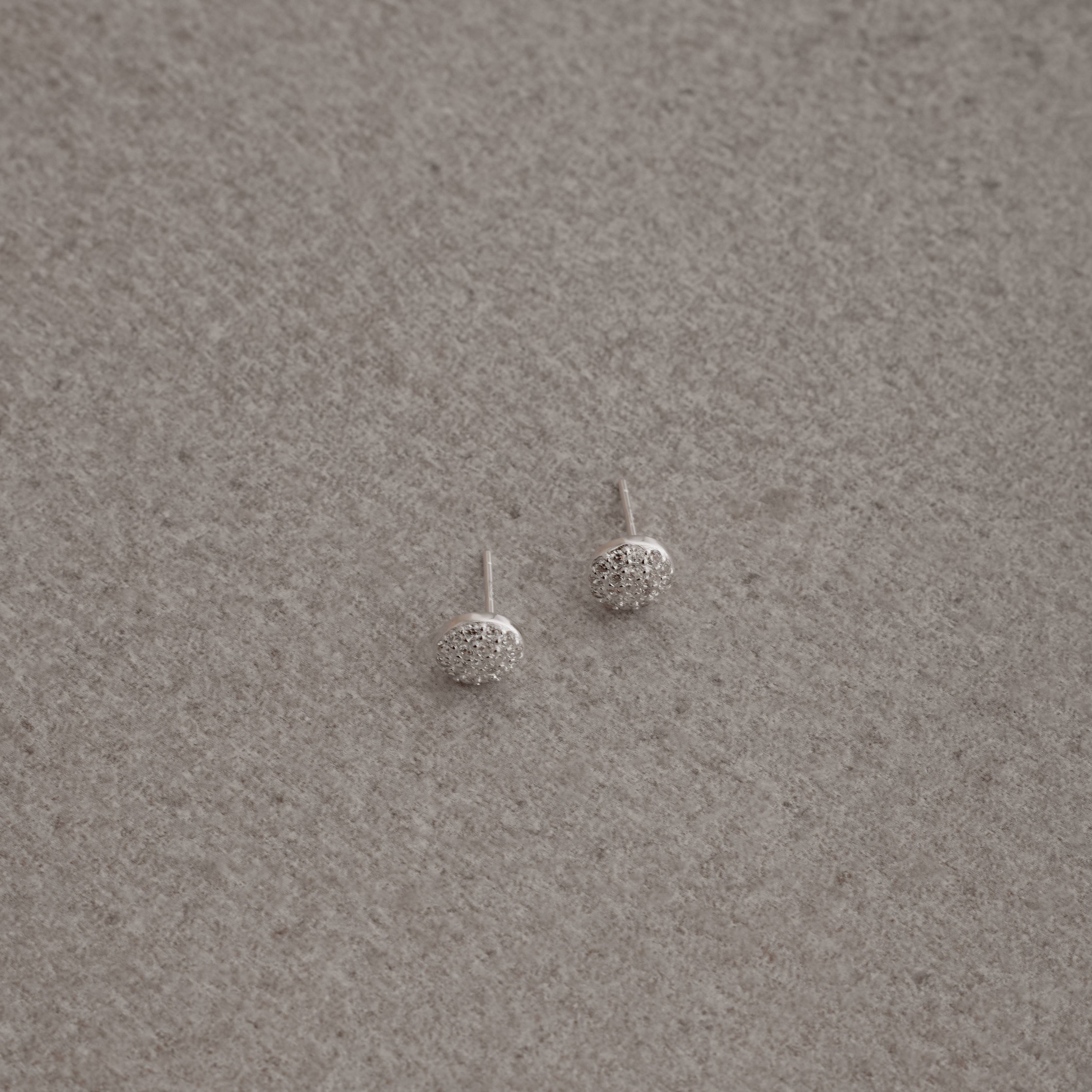 Imagem Secundária Brinco círculo cravejado 8mm