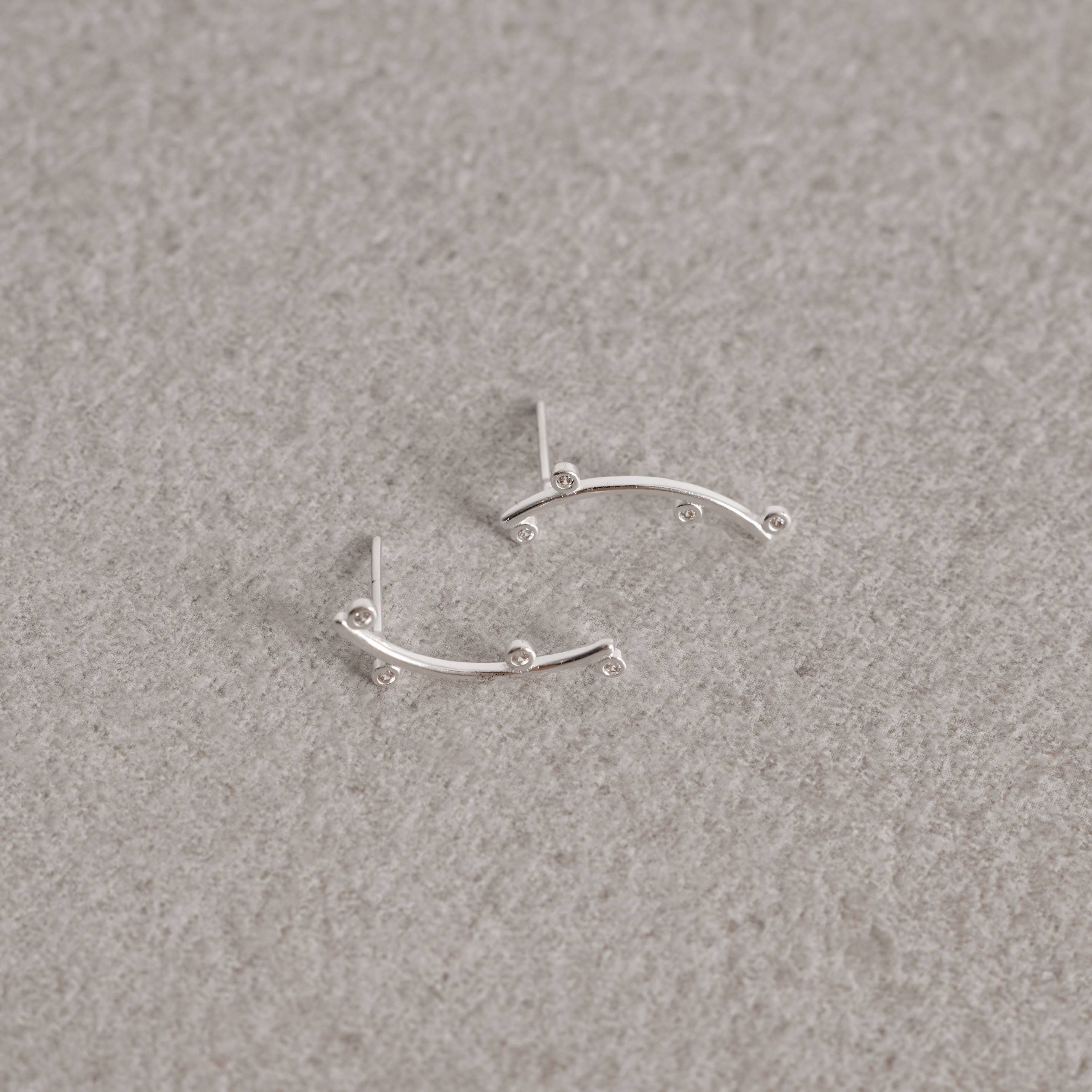 Imagem Secundária Brinco curva com zircônias 21mm