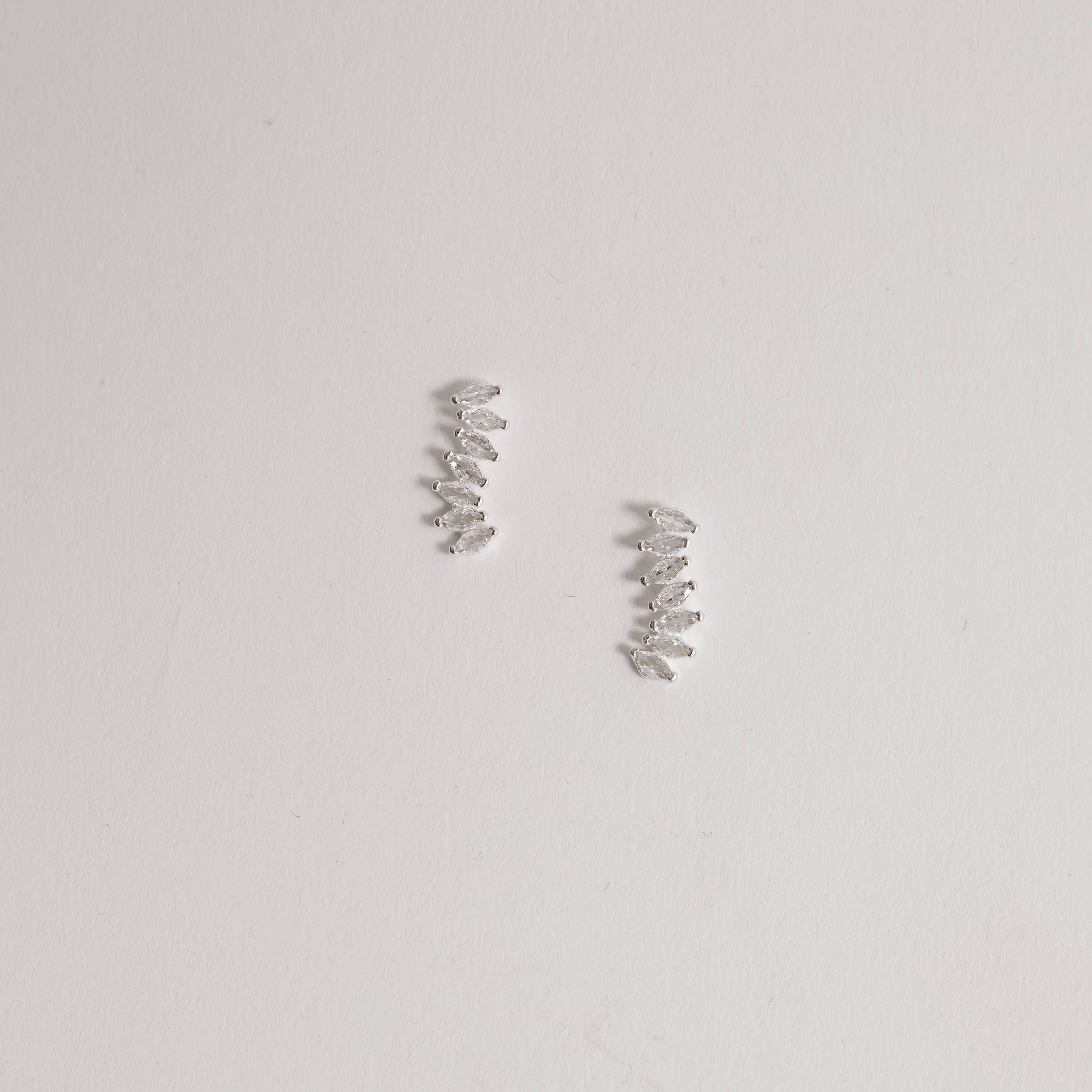 Brinco ondulado com zircônias navetes 16mm