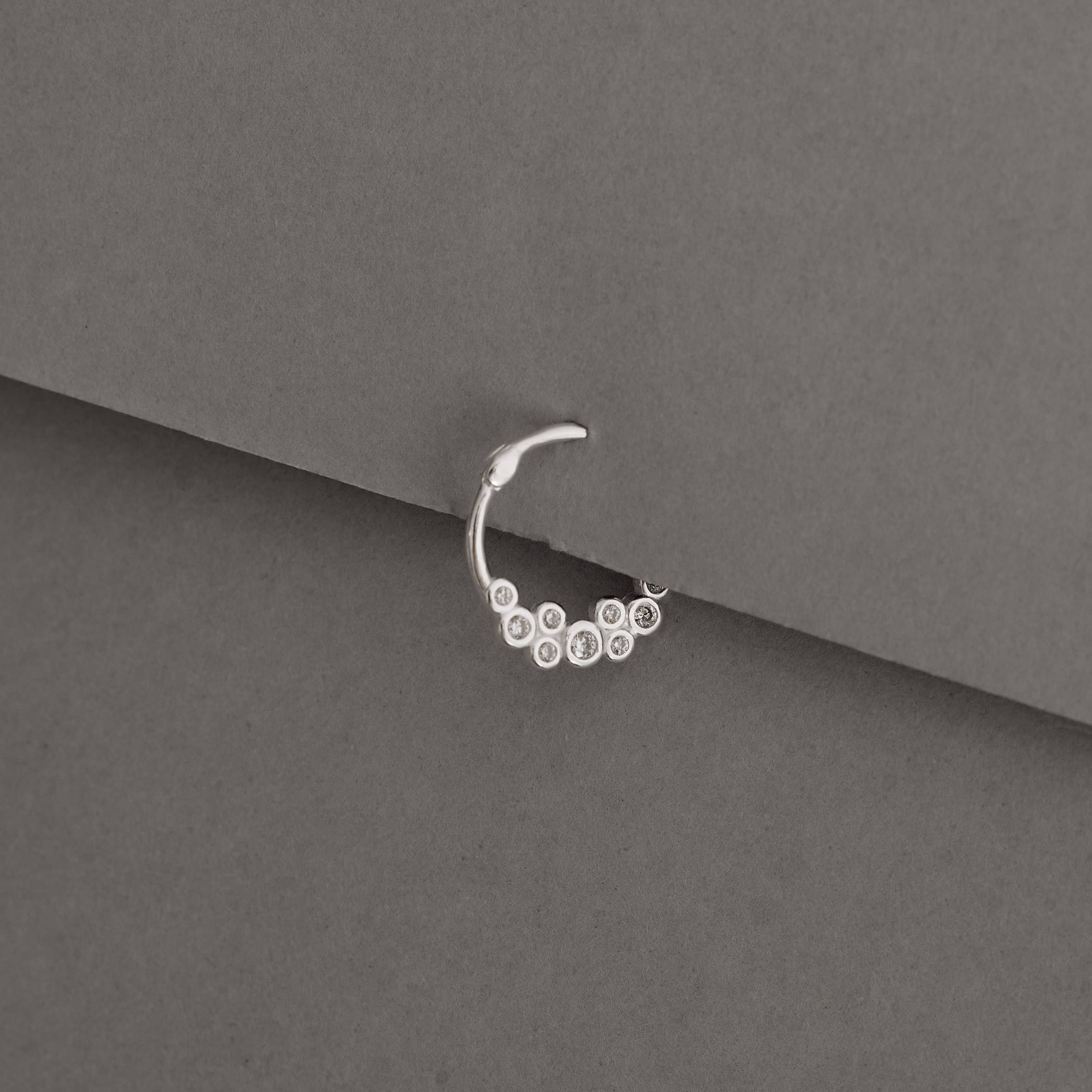 Imagem Piercing argola 12mm trava círculos com zircônias orelha direita