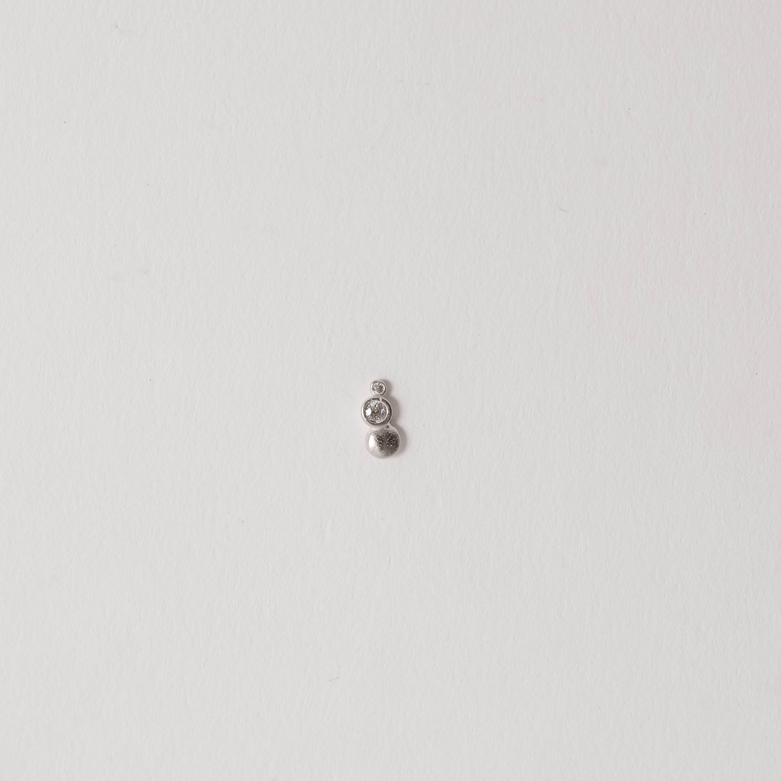 Piercing haste círculos com zircônias 7mm orelha direita