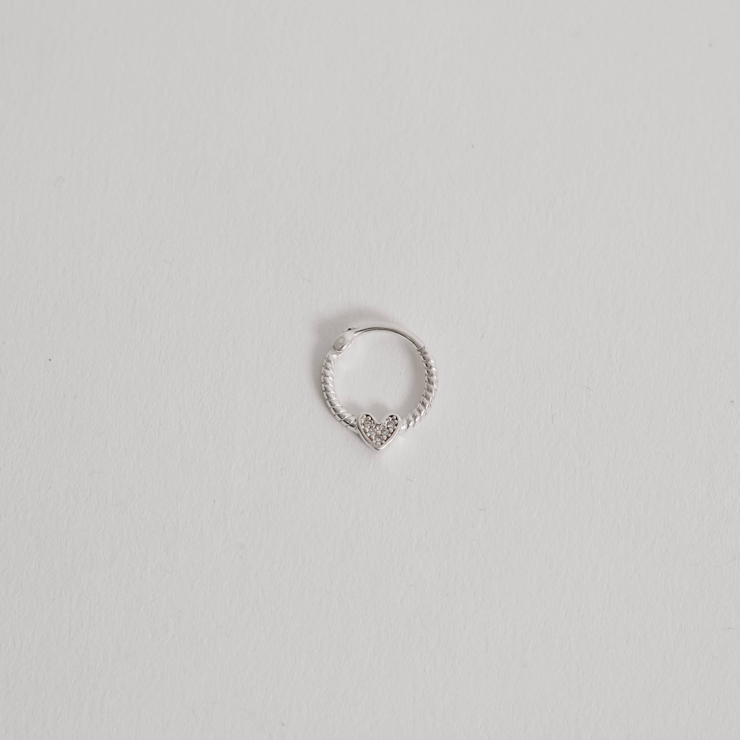 Piercing argola torcida trava com coração cravejado 13mm orelha direita