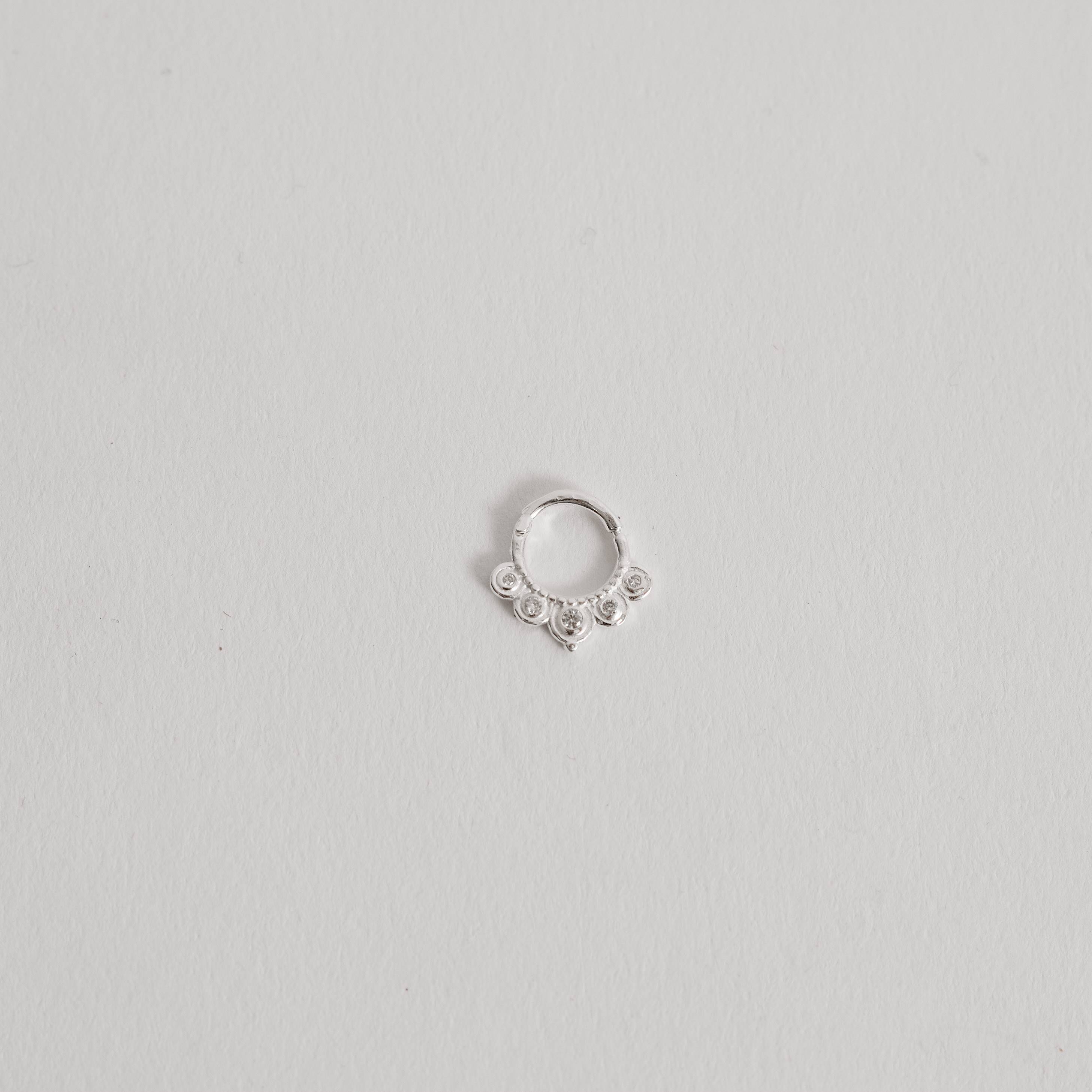 Piercing argola rendada zircônias 7mm trava orelha esquerda