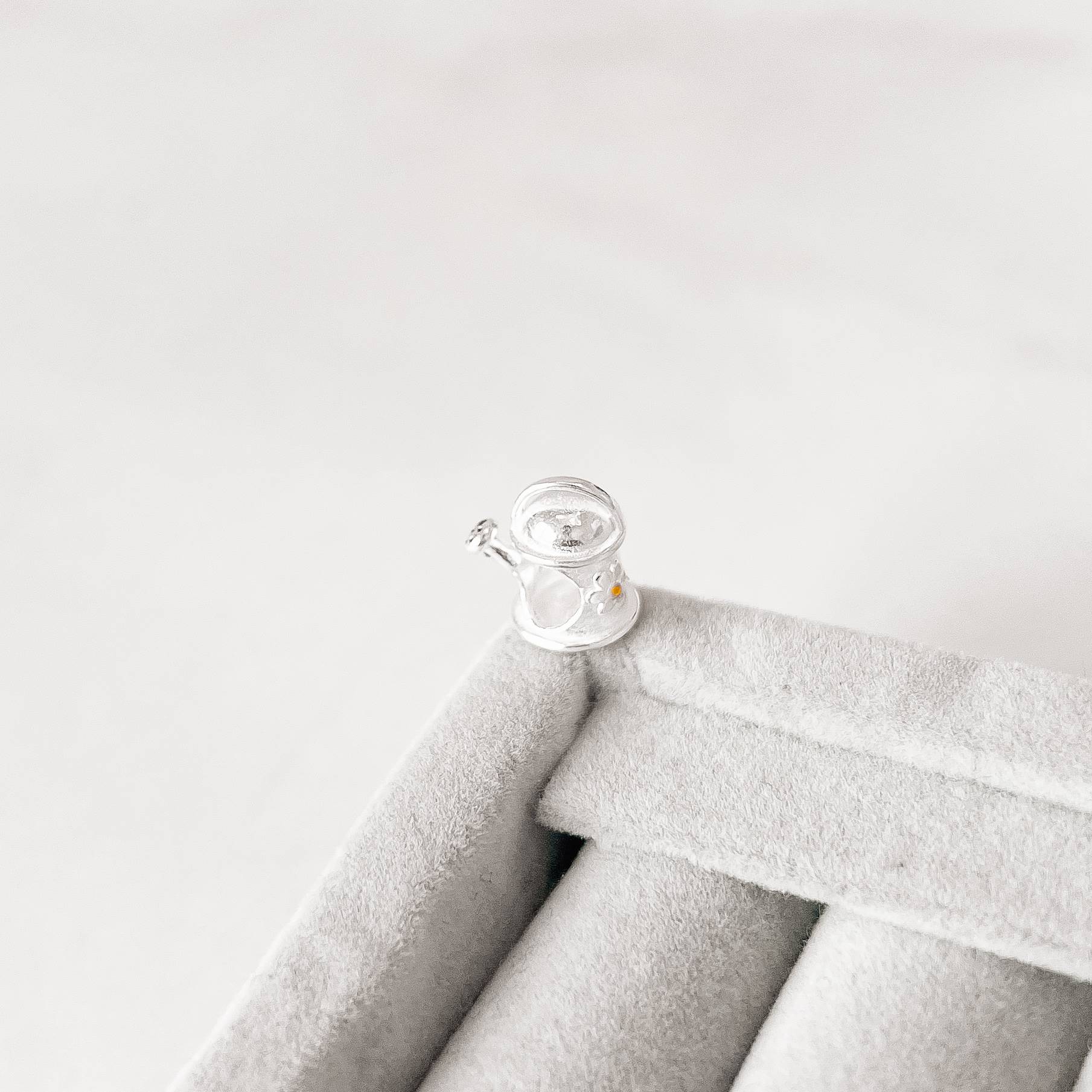 Berloque separador regador flor resina 11mm