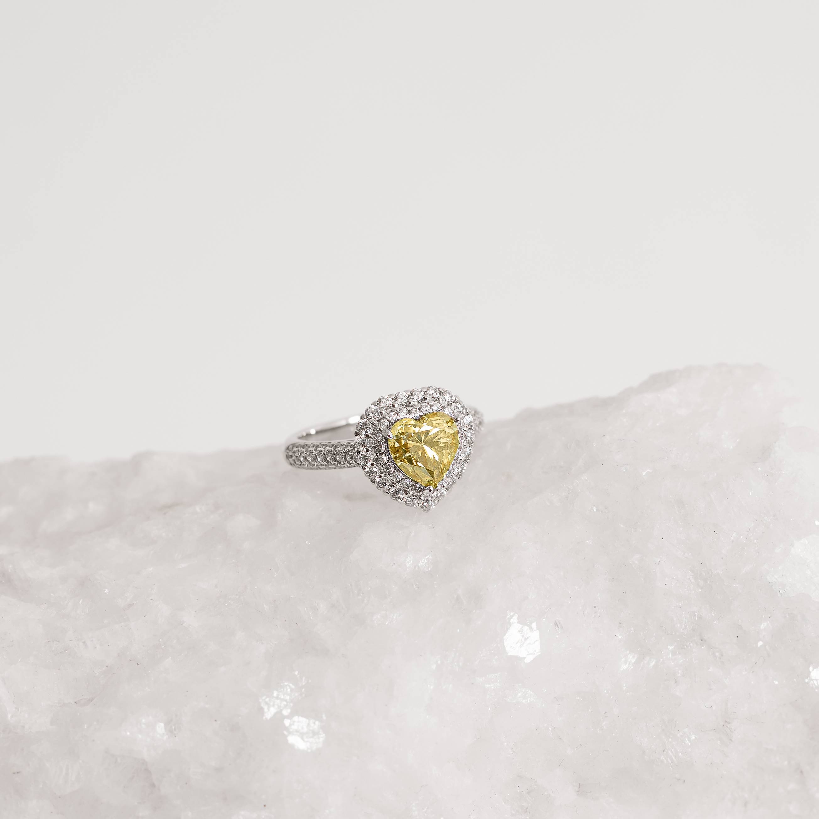 Imagem Secundária Anel moissanite coração Yellow Fancy 7mm com cravejado ródio