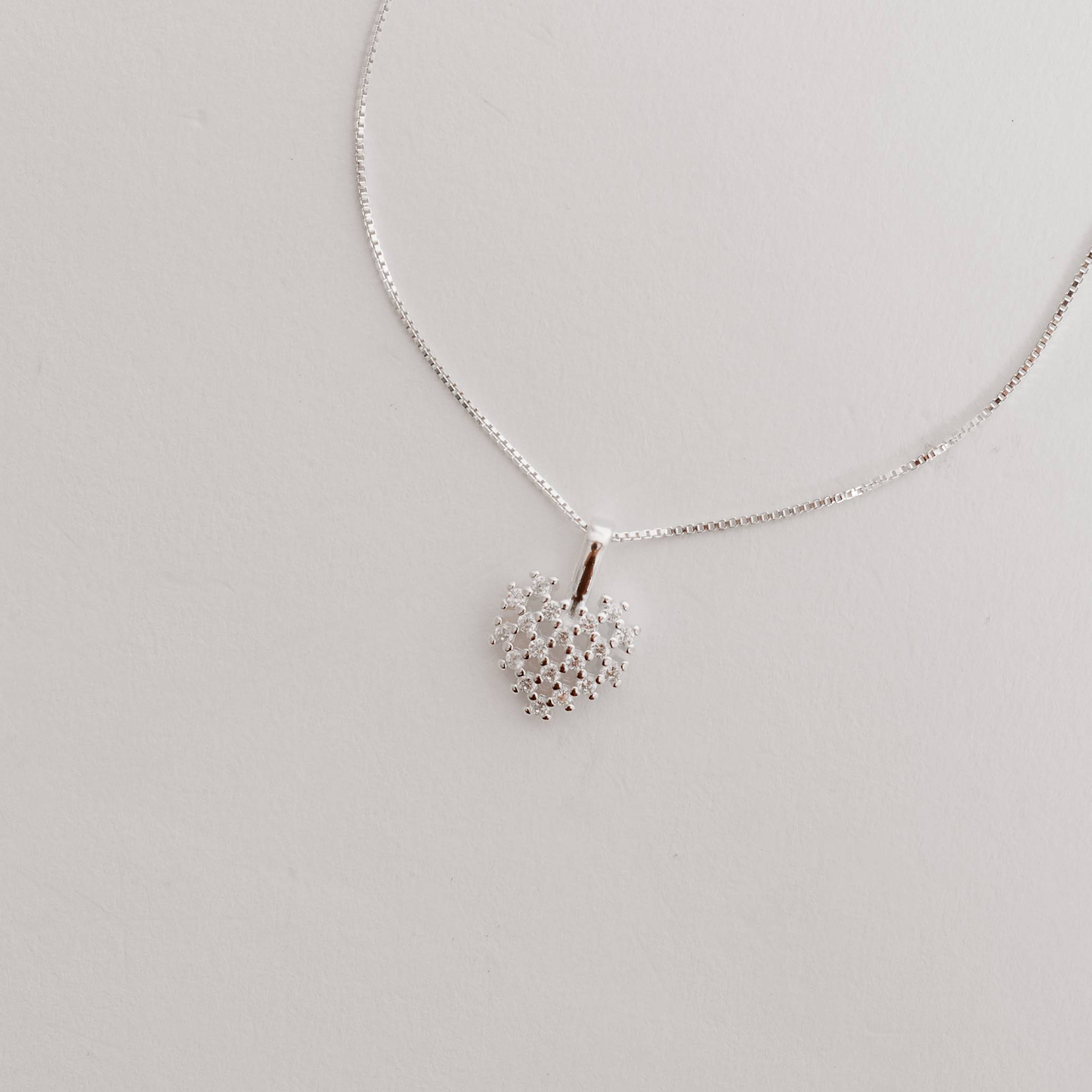 Imagem Colar pingente coração rendado cravejado 10mm 45cm