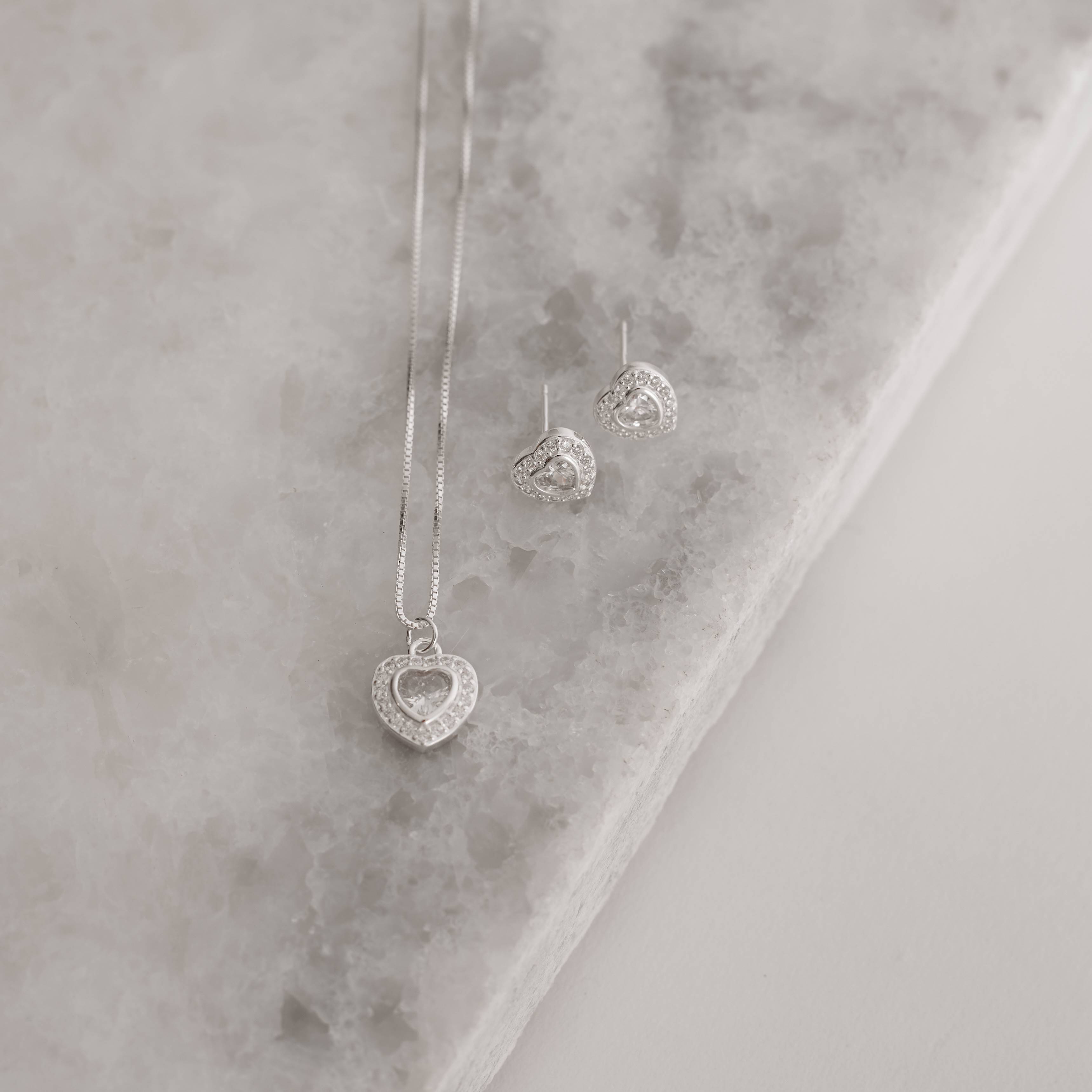 Conjunto brinco e colar zircônia coração embutida cristal com cravejado 10mm 45cm