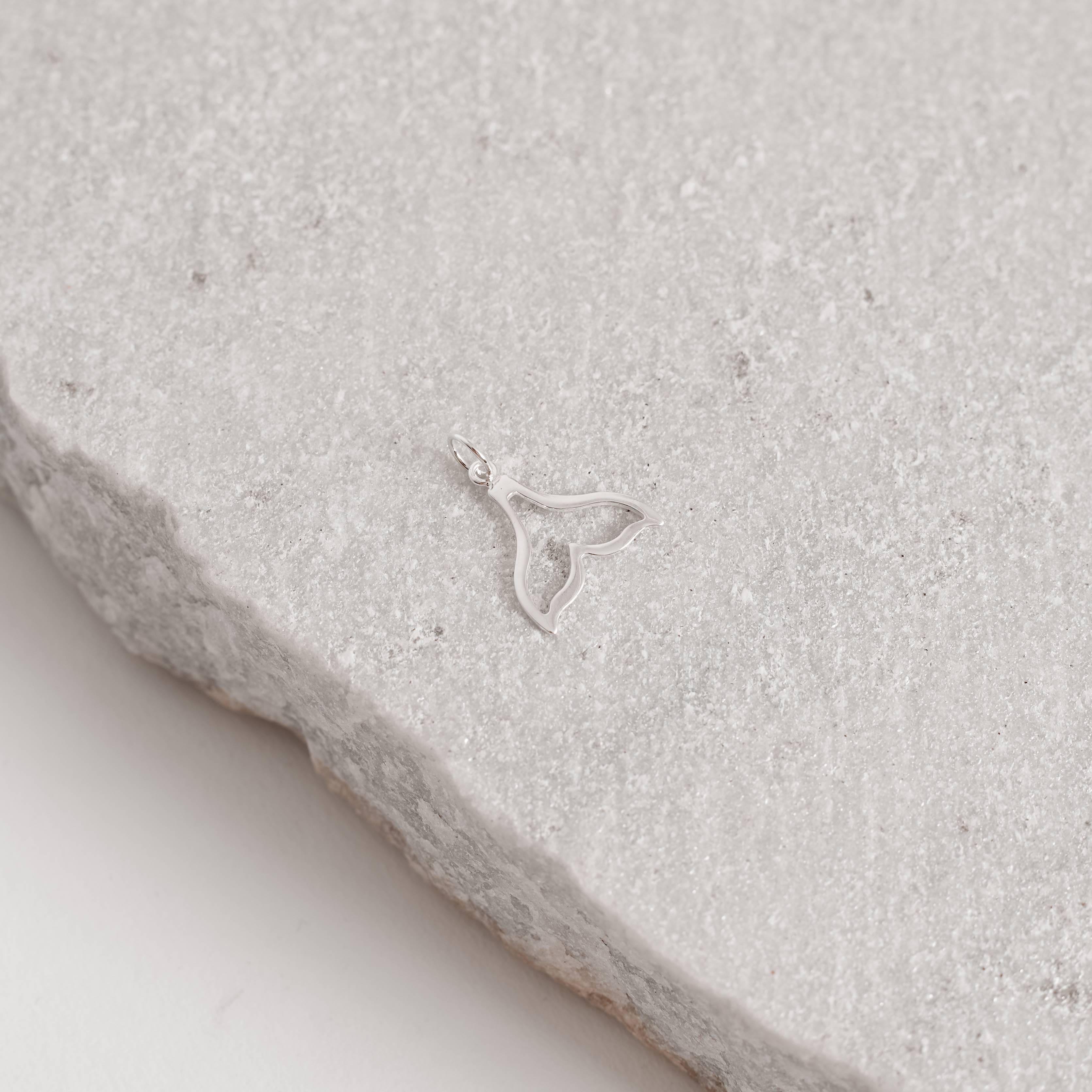 Pingente sereia vazada 15mm