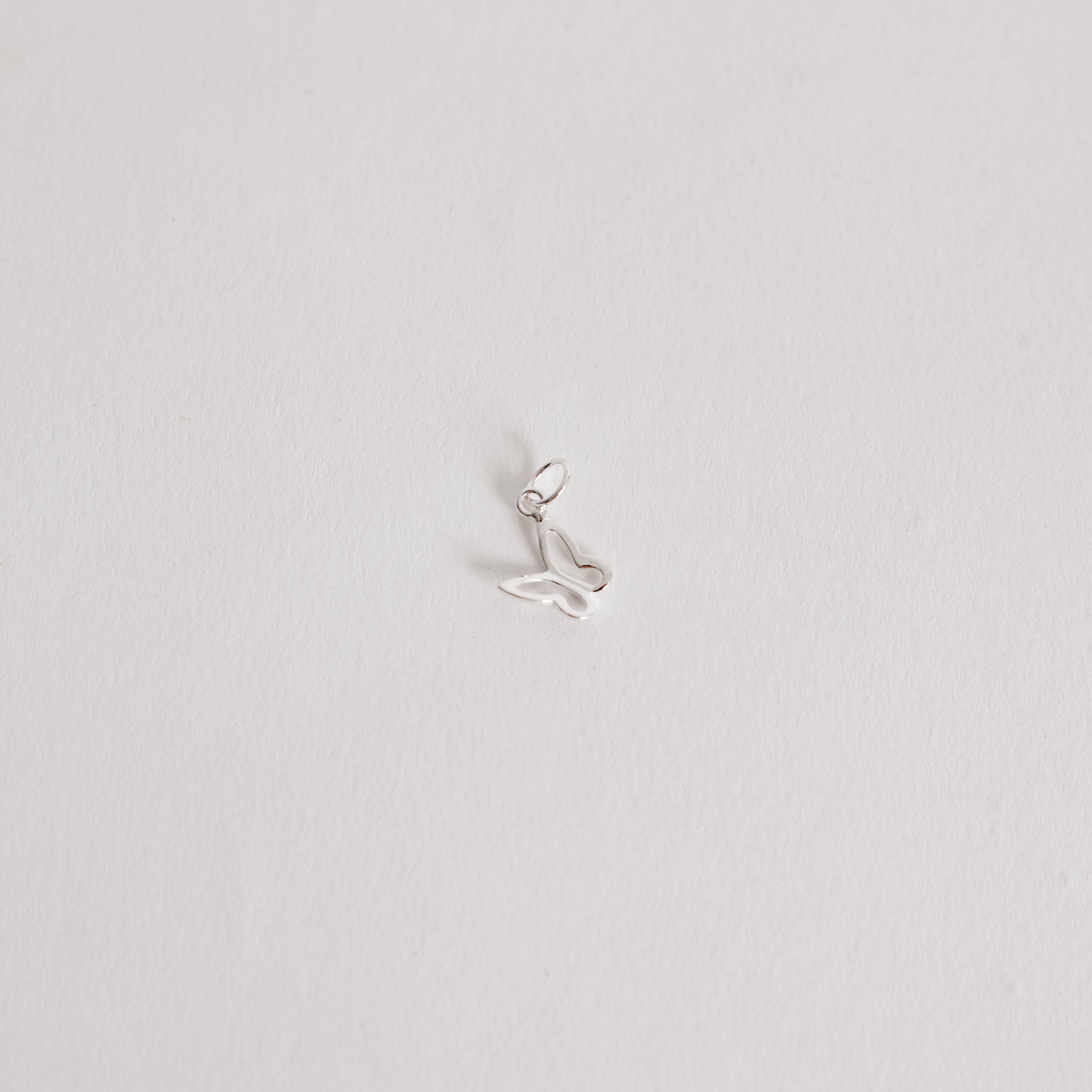 Pingente borboleta vazada de lado 8mm