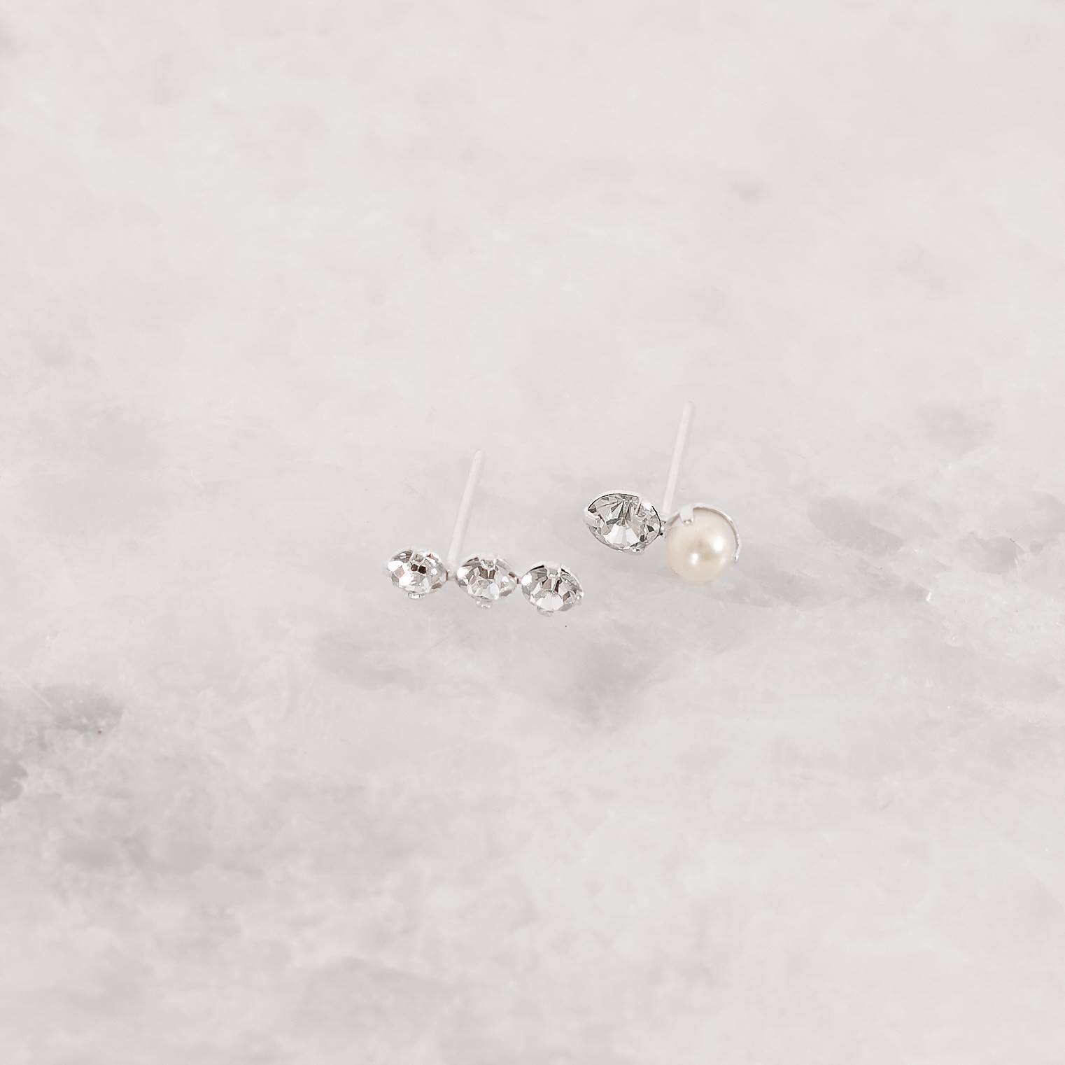 Imagem Secundária Dupla zircônia e pérola 9mm e 3 zircônias cristal