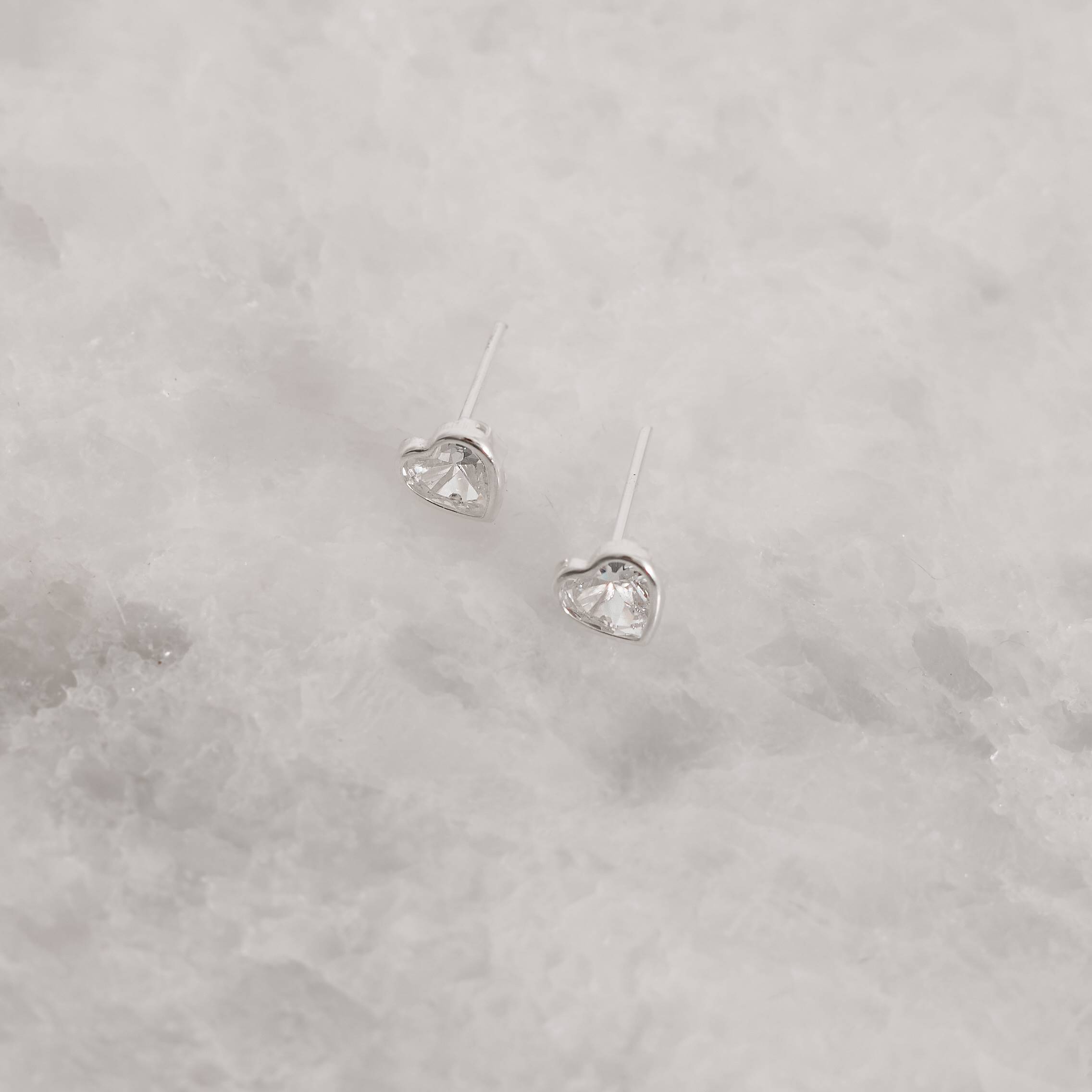 Imagem Secundária Brinco zircônia coração embutida 6mm