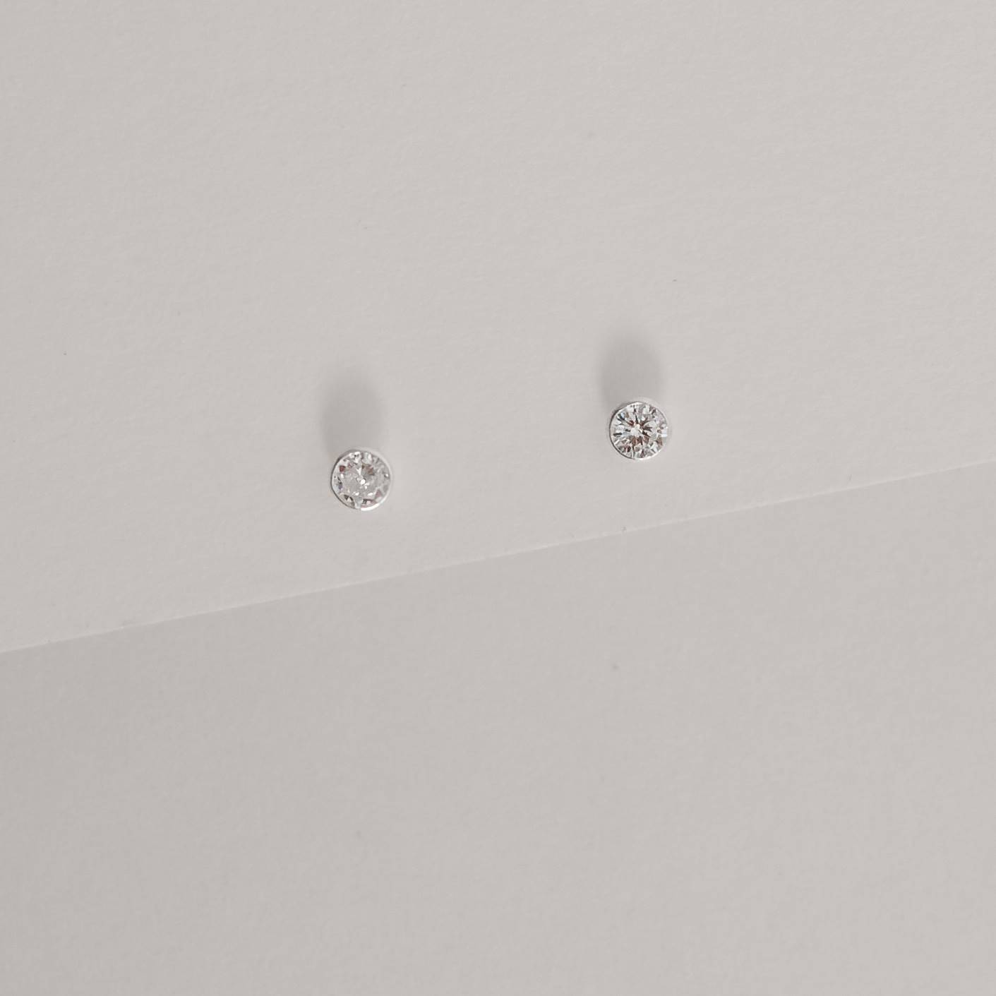 Brinco zircônia redonda cristal embutida 3mm