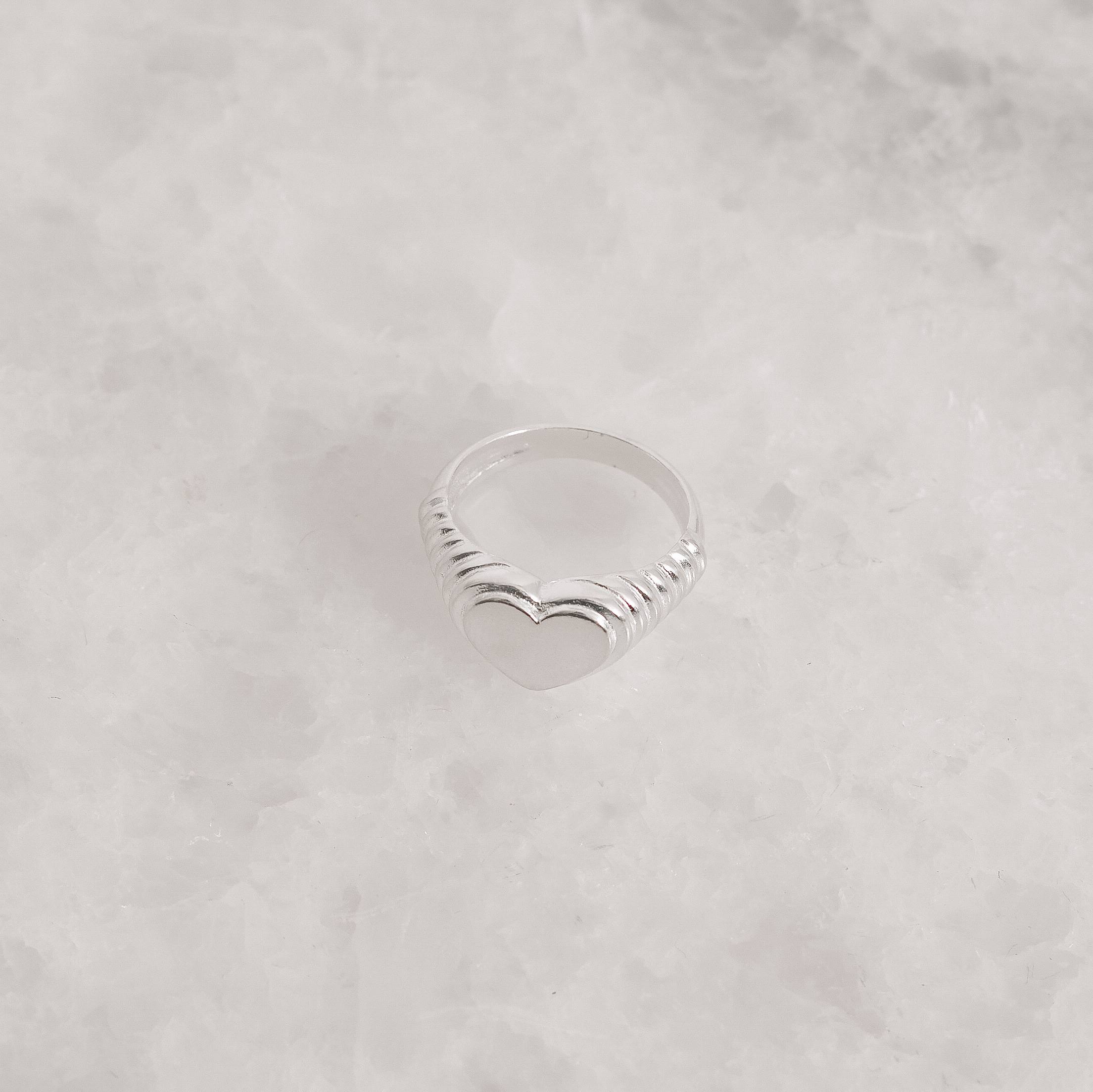 Imagem Secundária Anel coração trabalhado dedinho